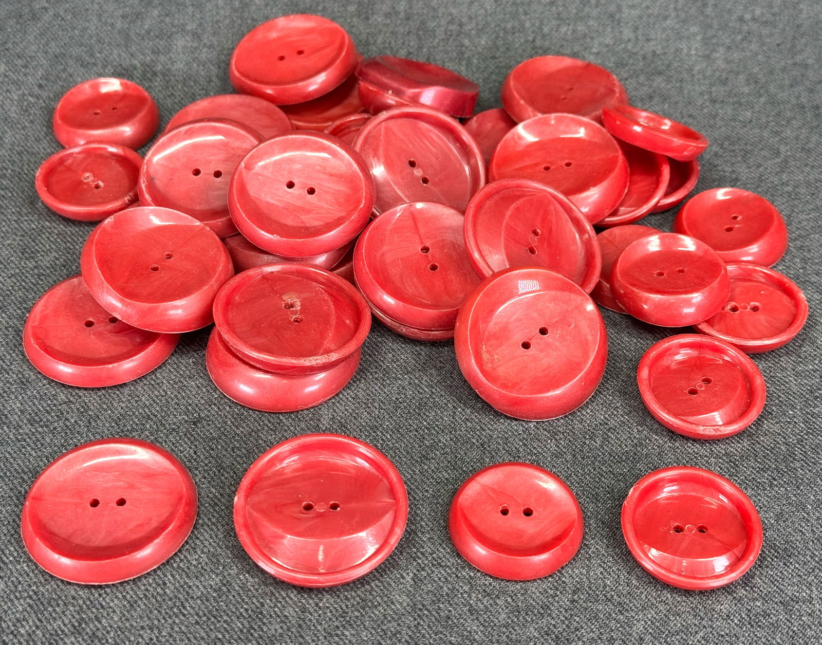 Vintage marbled raspberry plastic buttons. Lot of 22 large & 19 small.: Vintage marbled raspberry plastic buttons. Lot of 22 large & 19 small. For measures please refer to the pictures taken with a measuring tape. Weight: 88 Grams. IN HOUSE Estimated* shipping and handlin