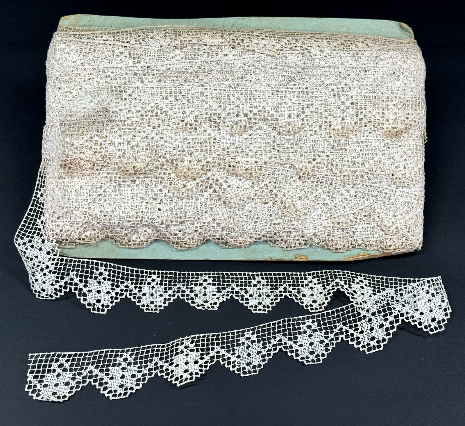 Antique lace trim edging unused in cardboard. Measures 37 Yards long 1 inch wide.: Antique lace trim edging unused in cardboard. Measures 37 Yards long 1 inch wide. . For measures please refer to the pictures taken with a measuring tape. Weight: 180 Grams . This is a NO RESERVE AUCT