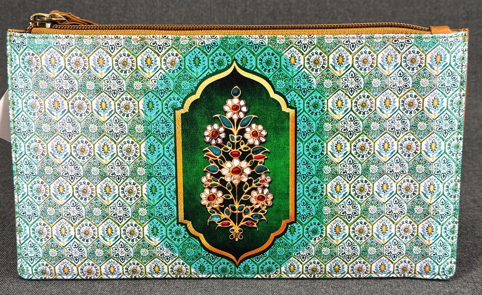 Unused The Bombay Store boho emerald green and beige simil leather clutch purse with handle: Unused The Bombay Store boho emerald green and beige simil leather clutch purse with handle. Marked with label. For measures please refer to the pictures taken with a measuring tape. Weight: 50 Grams.