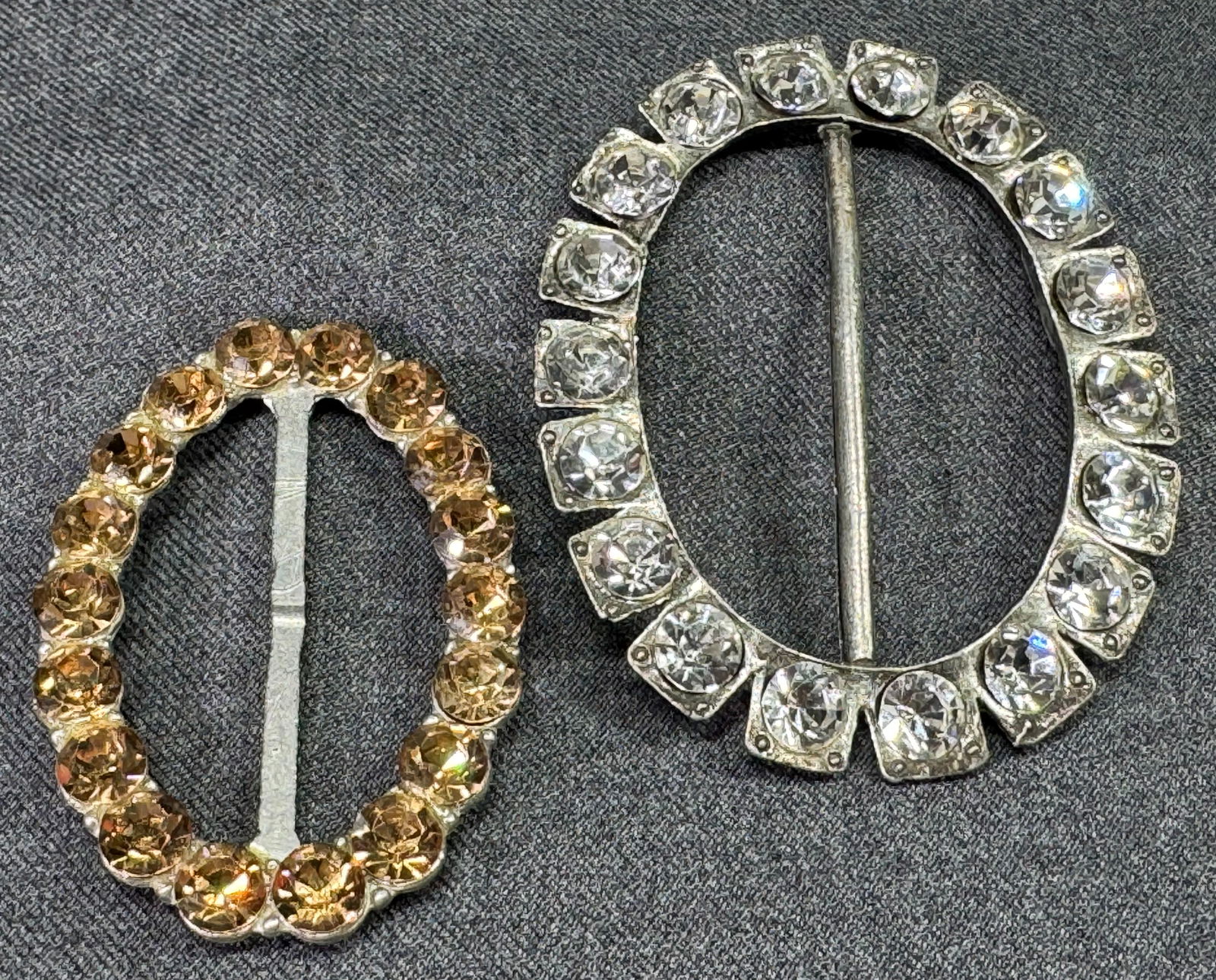 Vintage golden and M Pomerantz clear crystals silvertoned metal sliding belt buckles.: Vintage unmarked golden and M Pomerantz clear crystals silvertoned metal sliding belt buckles. For measures please refer to the pictures taken with a measuring tape. Weight:55 Grams IN HOUSE Estimated