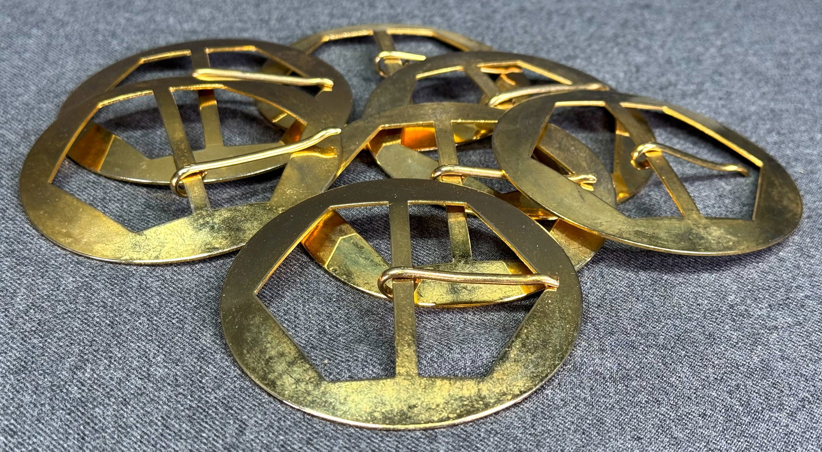 Vintage 70s unused goldtone metal belt buckles. Lot of 8: Vintage 70s unused goldtone metal belt buckles. Lot of 8. Unmarked. For measures please refer to the pictures taken with a measuring tape. Weight: 160 Grams. This is a NO RESERVE AUCTION: there are no