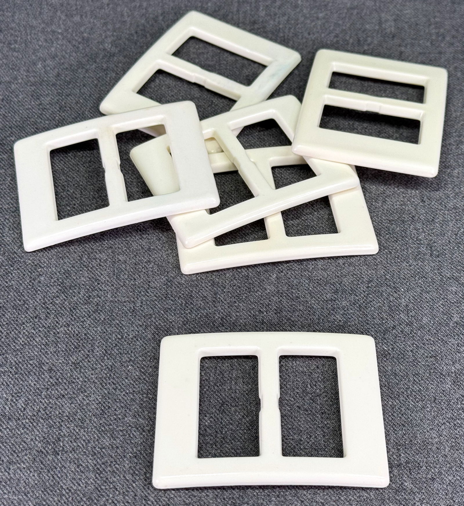 Vintage assorted white plastic belt buckles. Lot of 6.: Vintage assorted white plastic belt buckles. Lot of 6. For measures please refer to the pictures taken with a measuring tape. Weight: 48 Grams. IN HOUSE Estimated* shipping and handling cost within th
