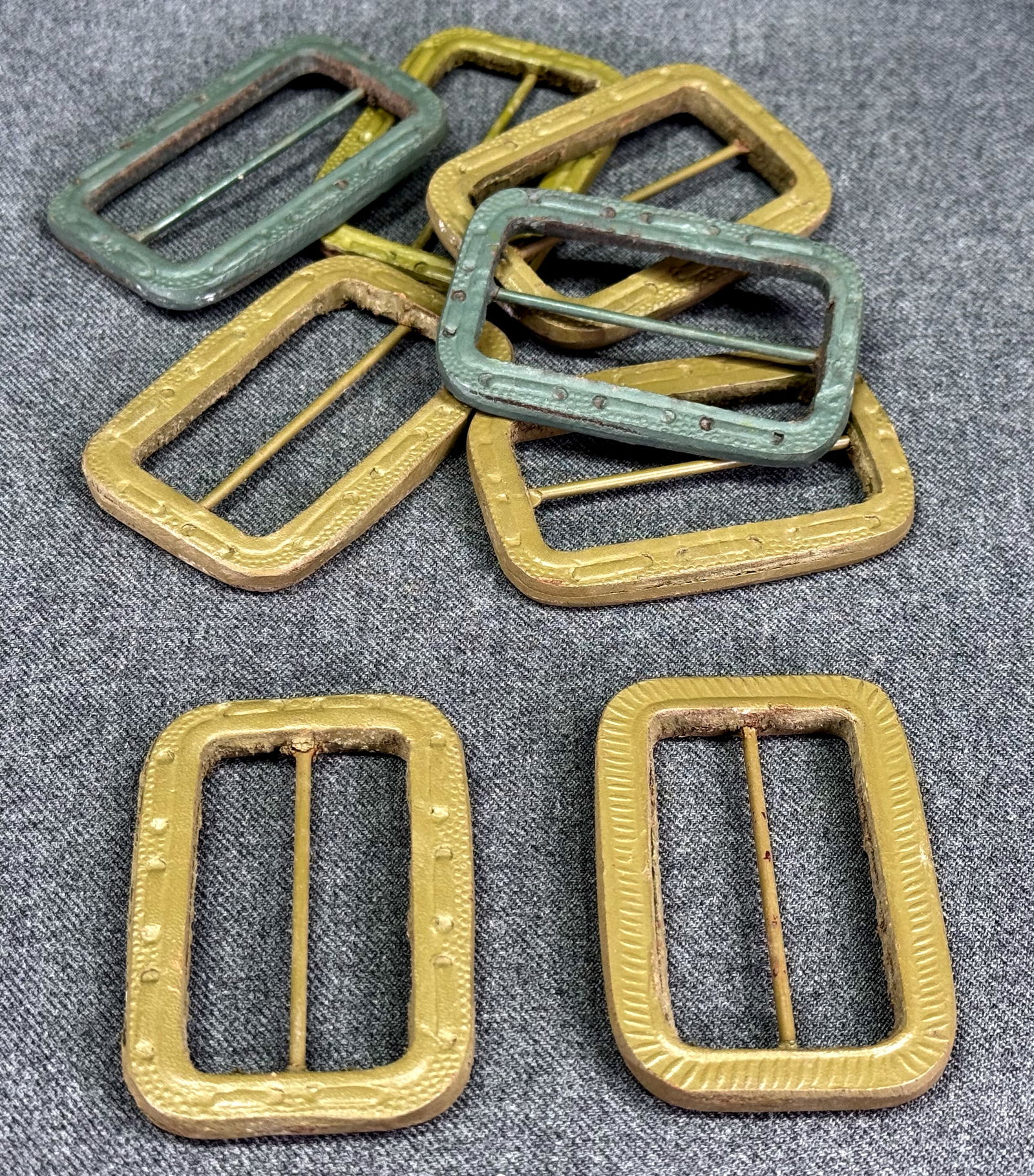 Vintage assorted greenish rubber plastic belt buckles. Lot of 8.: Vintage assorted greenish rubber plastic belt buckles. Lot of 8.. For measures please refer to the pictures taken with a measuring tape. Weight: 67 Grams. IN HOUSE Estimated* shipping and handling cos
