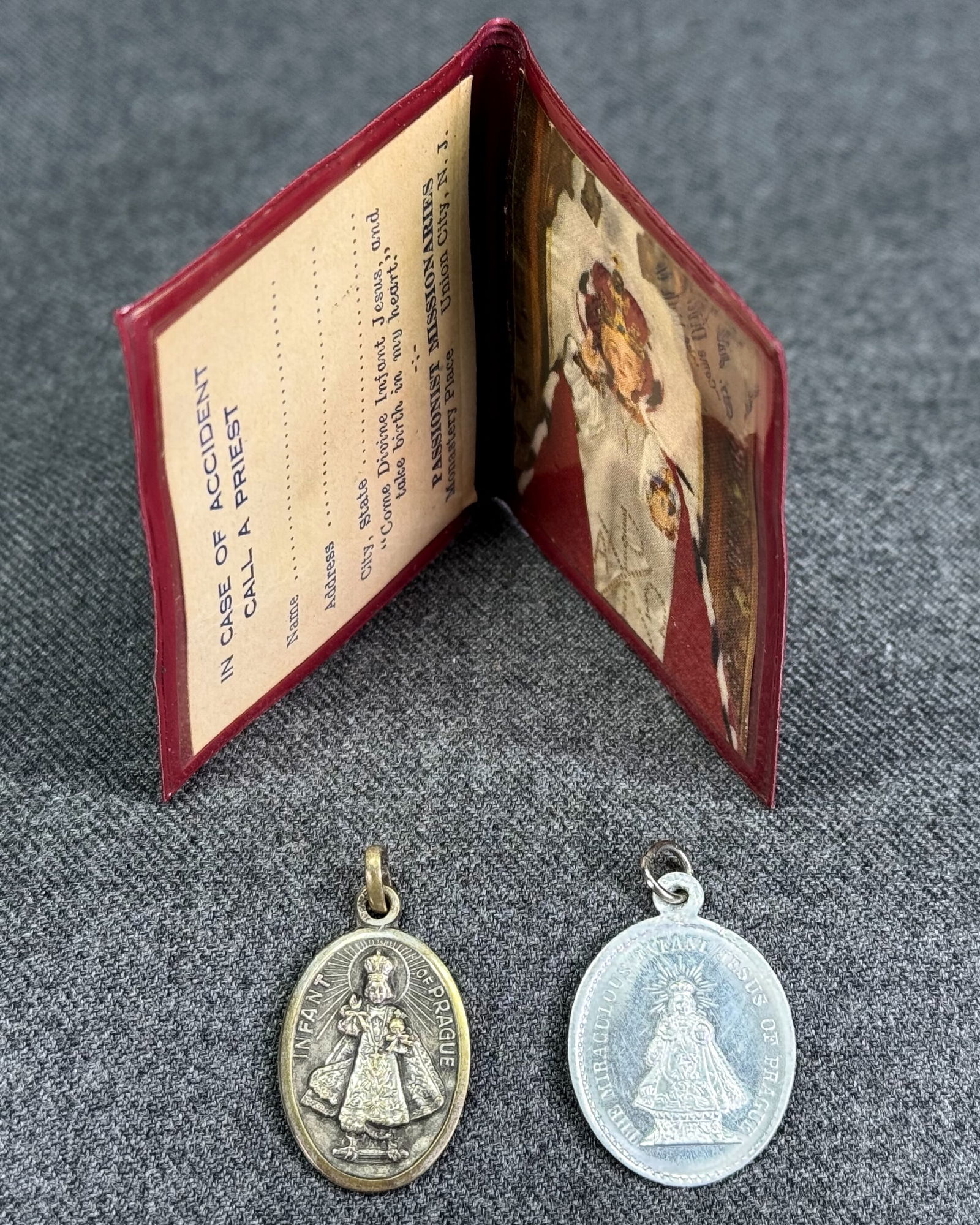 Vintage Infant of Prague mini prayer shrine and two medals (1 of 7)