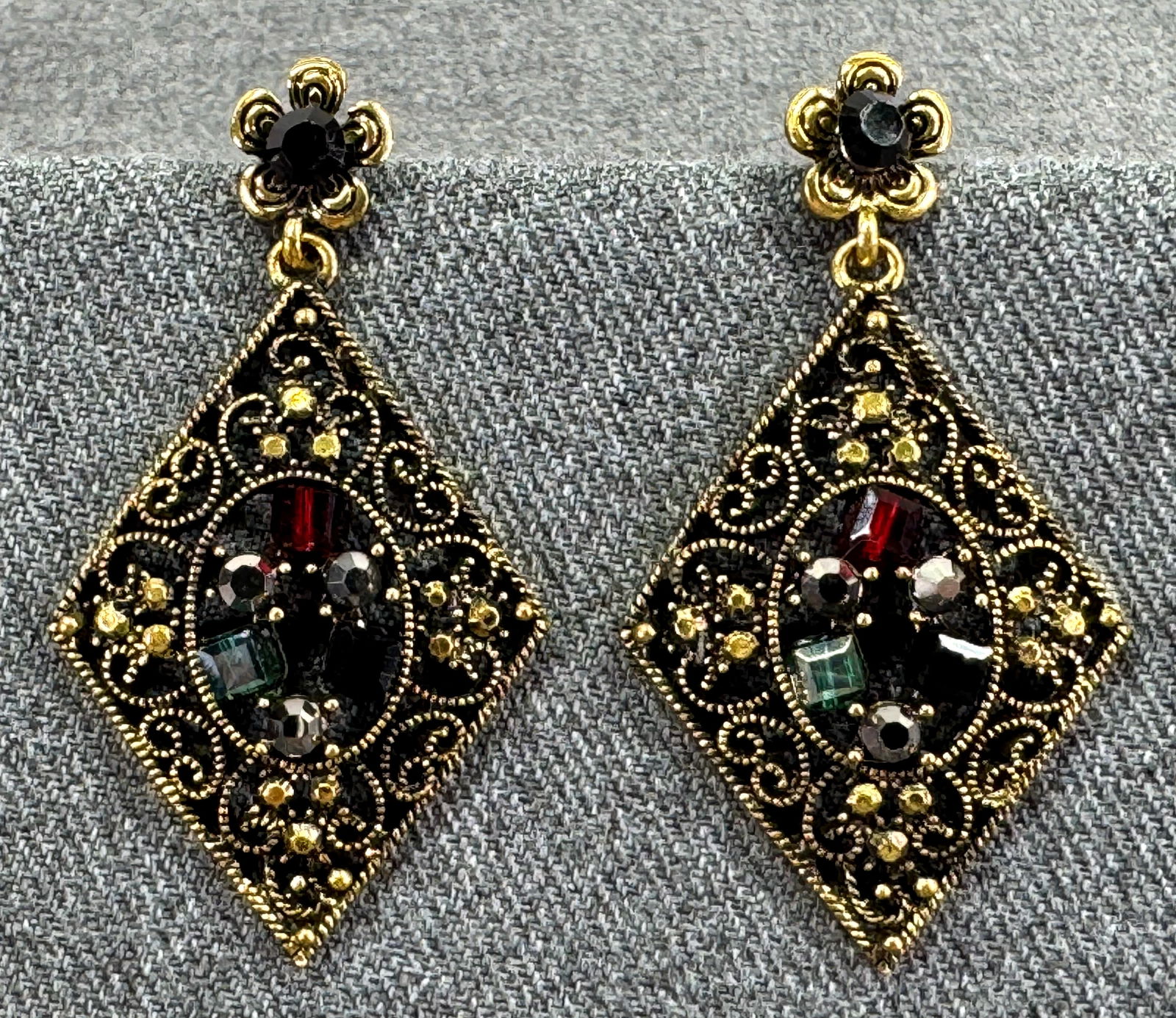Vintage Florenza style crystals goldtoned filigree drop flower stud earrings: Vintage Florenza style crystals goldtoned filigree drop flower stud earrings. Unmarked. For measures please refer to the pictures taken with a measuring tape. Weight: 15 Grams. IN HOUSE Estimated* SHI