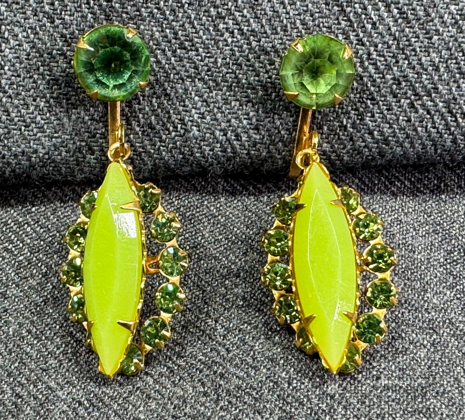 Vintage green crystals & apple green lucite drop goldtoned clip earrings: Vintage green crystals & apple green lucite drop goldtoned clip earrings. Unmarked. For measures please refer to the pictures taken with a measuring tape. Weight: 6 Grams. IN HOUSE Estimated* SHIPPING