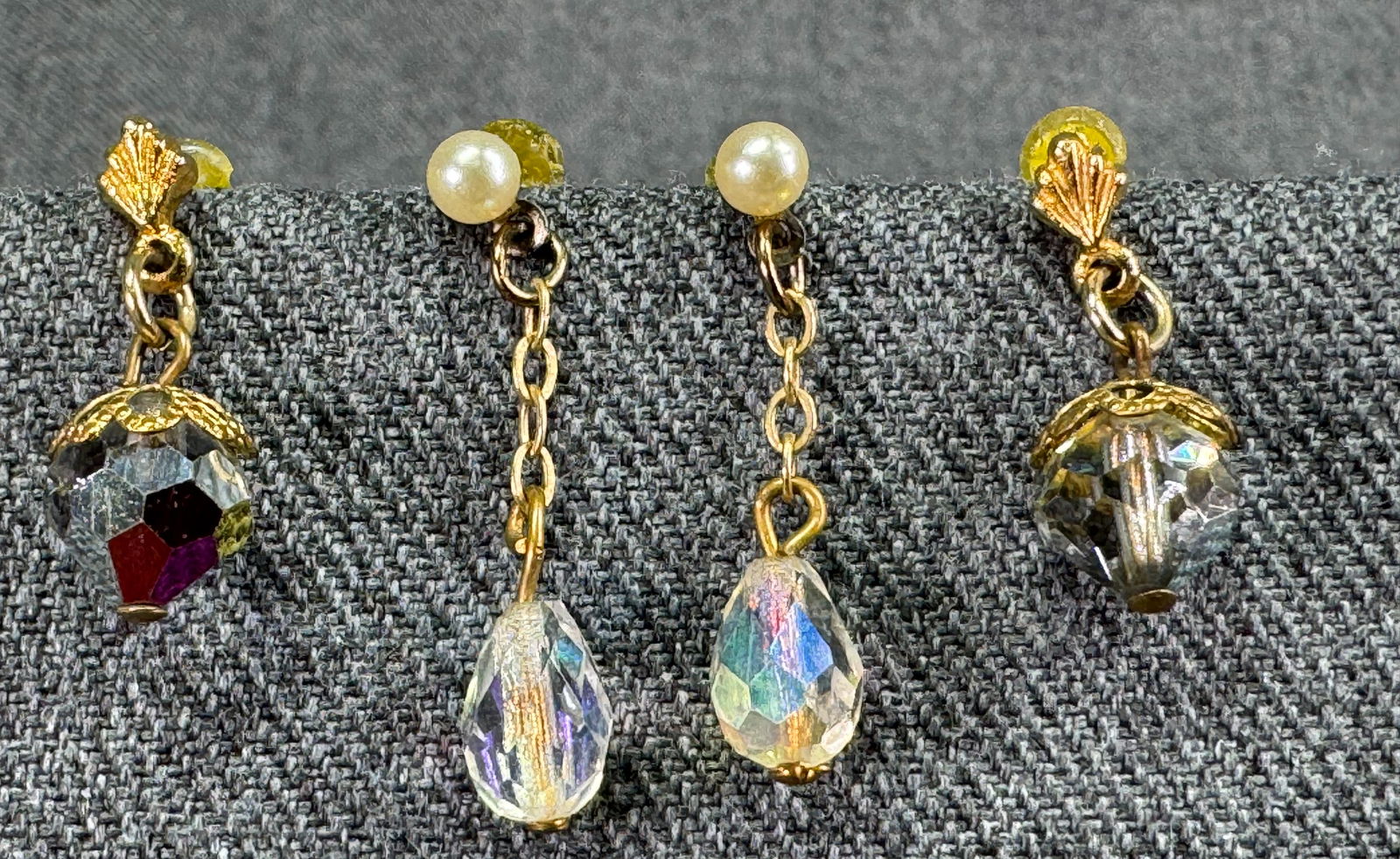 Vintage assorted pearly & crystals stud earrings: Vintage assorted pearly & crystals stud earrings. Unmarked. For measures please refer to the pictures taken with a measuring tape. Weight:2 Grams. IN HOUSE Estimated* SHIPPING & HANDLING COST WITHIN T