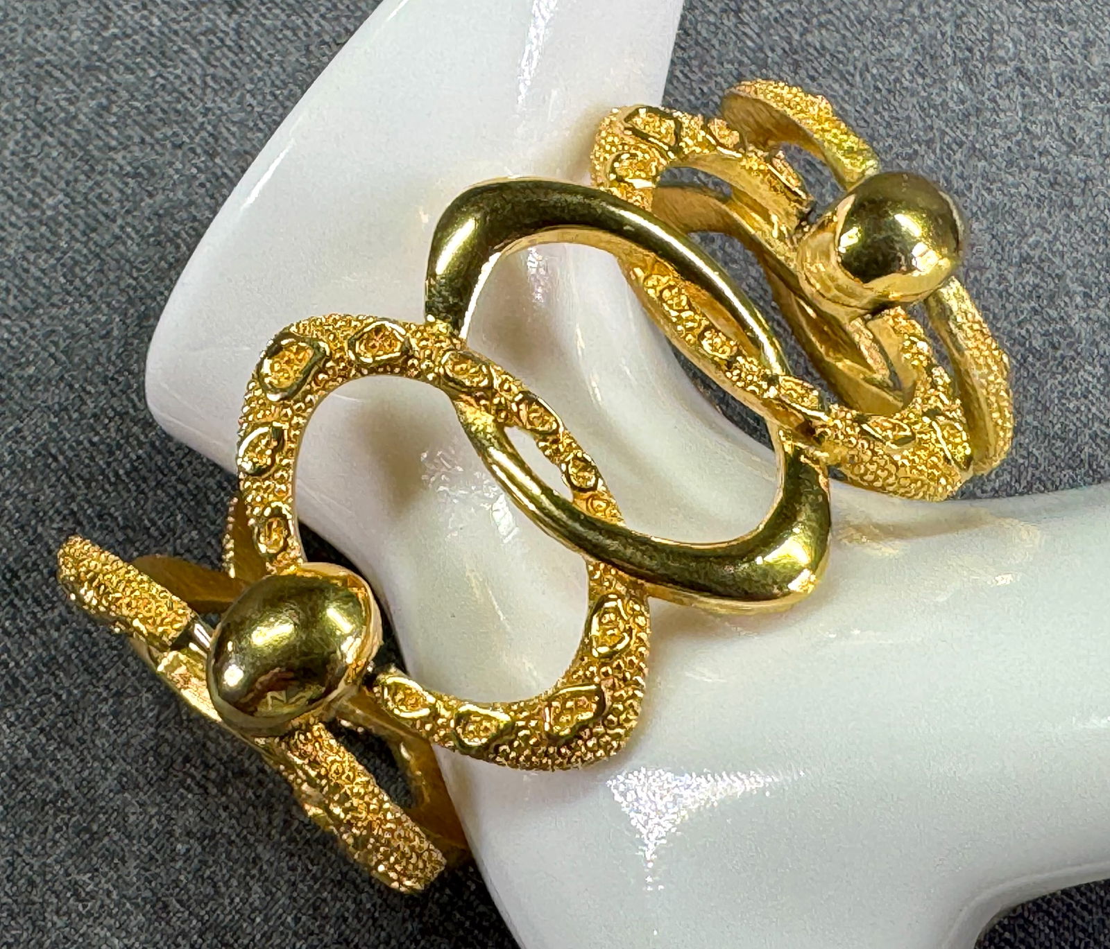 Vintage Crown Trifari textured & polished goldtoned wide chain bracelet: Vintage Crown Trifari milky white lucite brushed silvertoned hinged bracelet. Marked. For measures please refer to the pictures taken with a measuring tape. Weight: 60 Grams. IN HOUSE Estimated* SHIPP