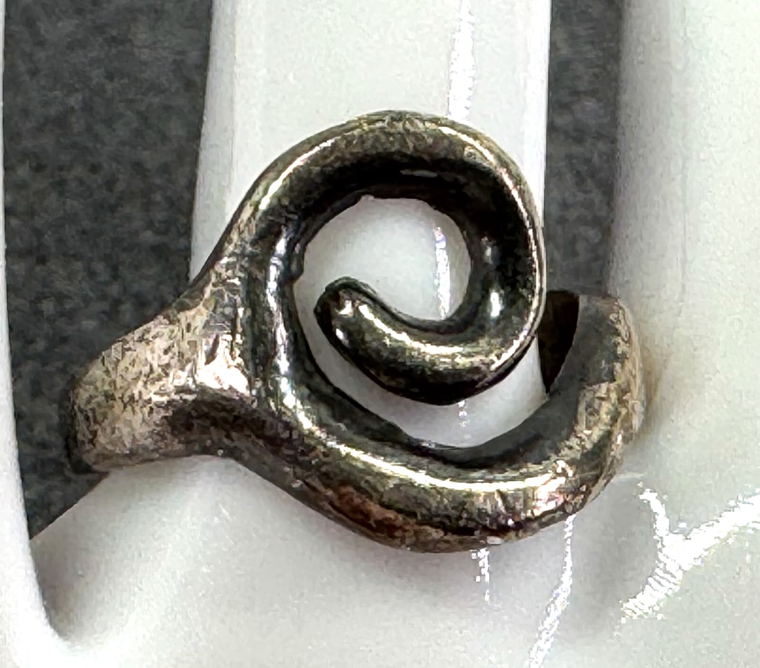 Vintage Mexican sterling silver modernist spiral ring: Vintage Mexican sterling silver modernist spiral ring. Marked Mexico 925. For measures please refer to the pictures taken with a measuring tape. Weight: 4.60 Grams. IN HOUSE Estimated* SHIPPING & HAND