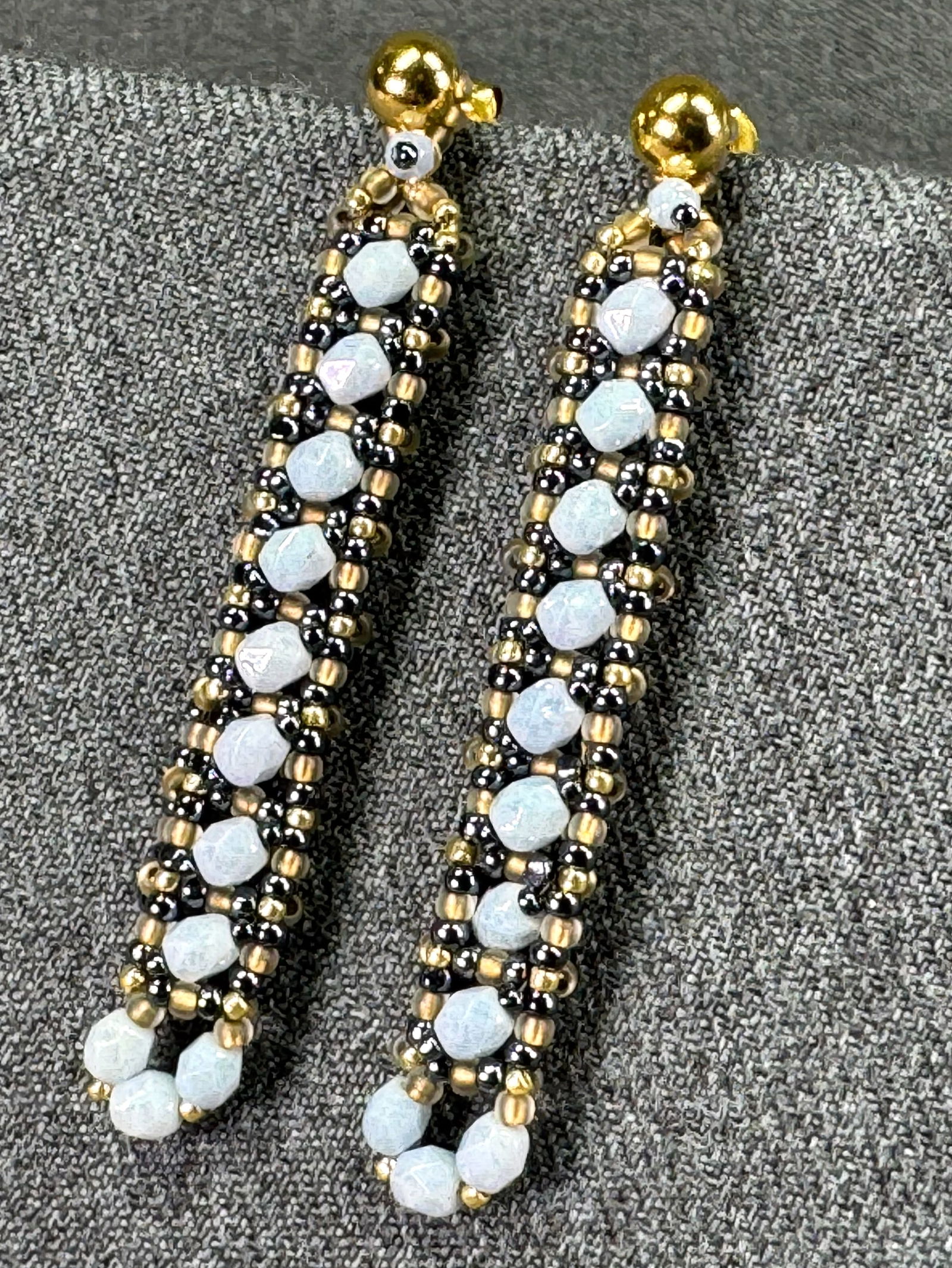 Vintage artisan color glass beadwork goldtoned stud earrings: Vintage artisan glass beadwork goldtoned stud earrings. Unmarked. For measures please refer to the pictures taken with a measuring tape. Weight: 6 Grams. IN HOUSE Estimated* SHIPPING & HANDLING COST W