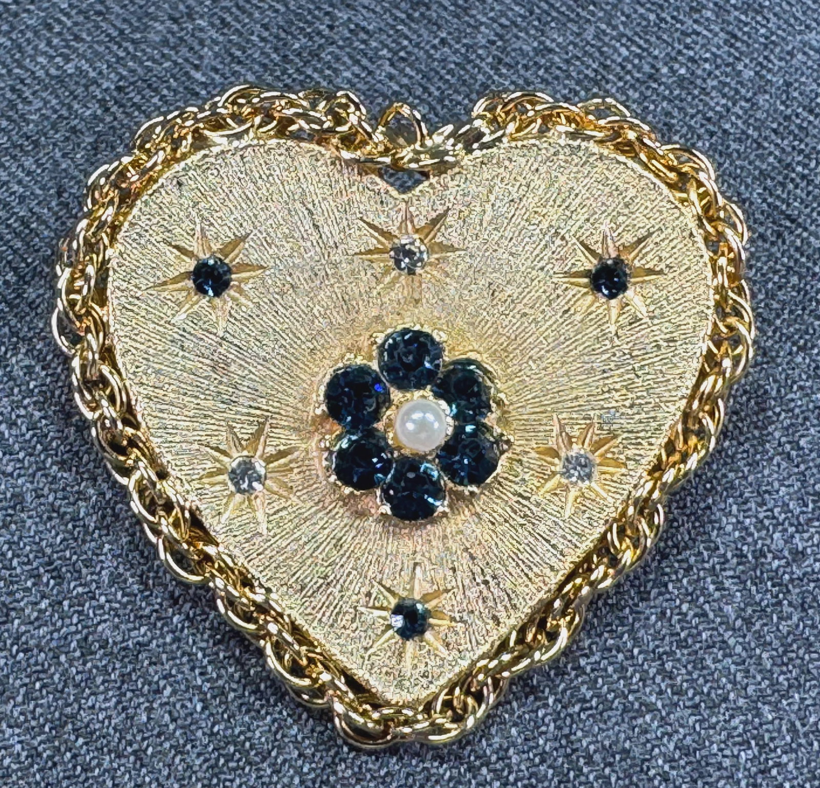 Vintage pearly & crystals flowers brushed goldtoned heart brooch pin: Vintage pearly & crystals flowers brushed goldtoned heart brooch pin. Unmarked. For measures please refer to the pictures taken with a measuring tape. Weight: 18 Grams. IN HOUSE Estimated* SHIPPING & 