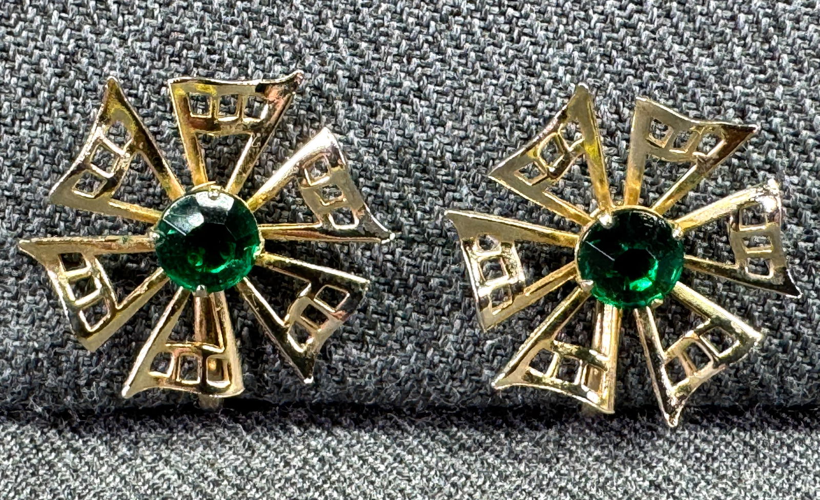 Vintage Coro style green crystal filigree goldtoned flower screw earrings: Vintage Coro style green crystal filigree goldtoned flower screw back earrings. Unmarked. For measures please refer to the pictures taken with a measuring tape. Weight: 4 Grams. IN HOUSE Estimated* SH