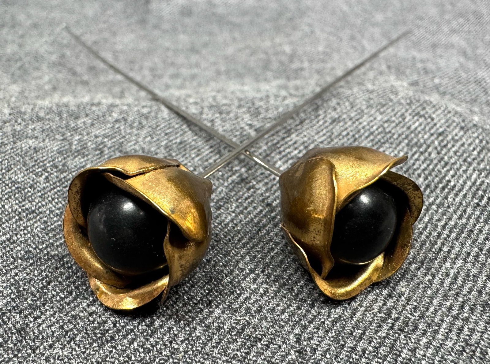 Vintage flower hat pins hatpins. Black plastic bead, goldtoned metal: Vintage flower hat pins hatpins. Black plastic bead, goldtoned metal. Unmarked. For measures please refer to the pictures taken with a measuring tape. Weight: 8 Grams. IN HOUSE Estimated* SHIPPING & H