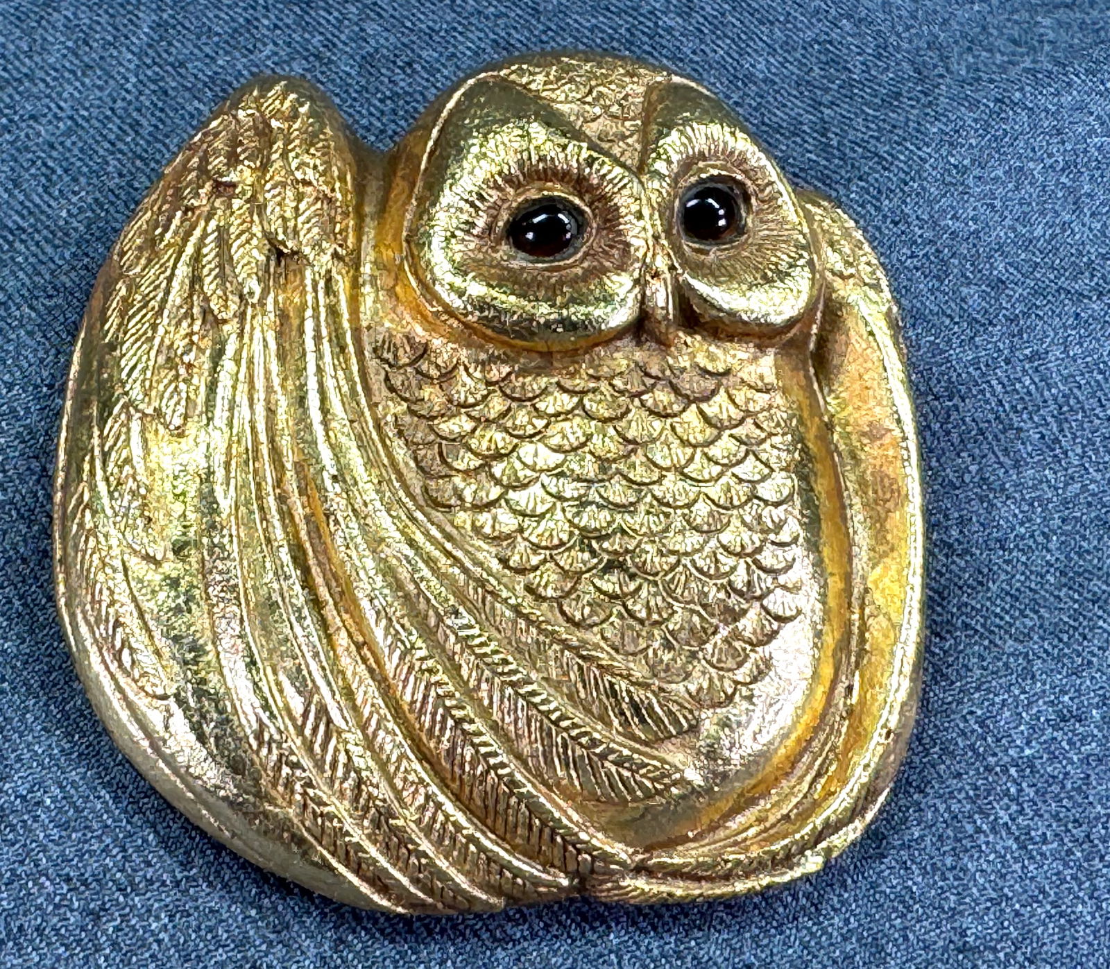 Vintage glass eyes golden resin owl belt buckle / sliding applique: Vintage glass eyes golden resin owl belt buckle / sliding applique. Unmarked. For measures please refer to the pictures taken with a measuring tape. Weight: 50 Grams. IN HOUSE Estimated* SHIPPING & HA
