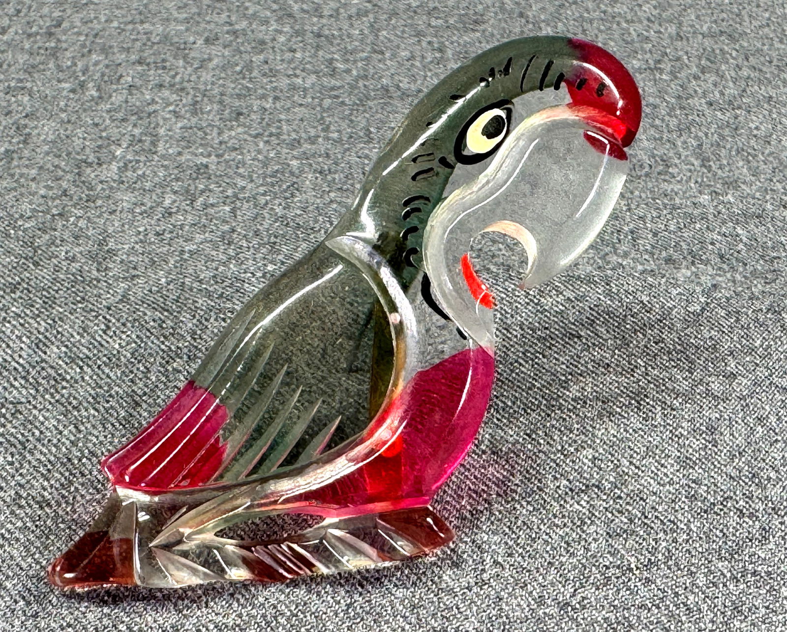 Vintage 1940s painted and carved clear lucite parrot brooch pin: Vintage 1940s painted and carved clear lucite parrot brooch pin. Unmarked. For measures please refer to the pictures taken with a measuring tape. Weight: 16 Grams. IN HOUSE Estimated* SHIPPING & HANDL