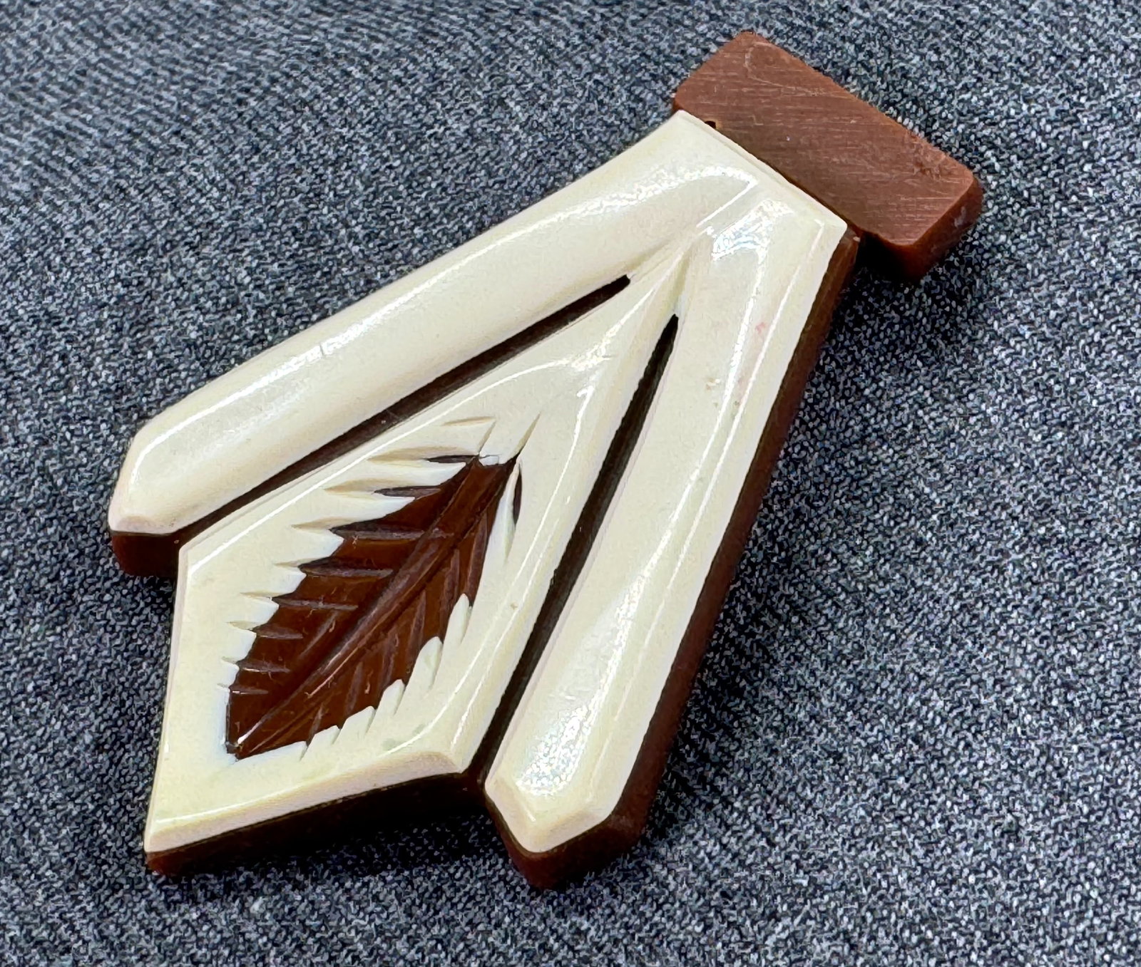 Antique art deco brown & creamy celluloid silvertoned clip brooch: Antique art deco brown & creamy celluloid silvertoned clip brooch. Unmarked. For measures please refer to the pictures taken with a measuring tape. Weight:12 Grams. IN HOUSE Estimated* SHIPPING & HAND
