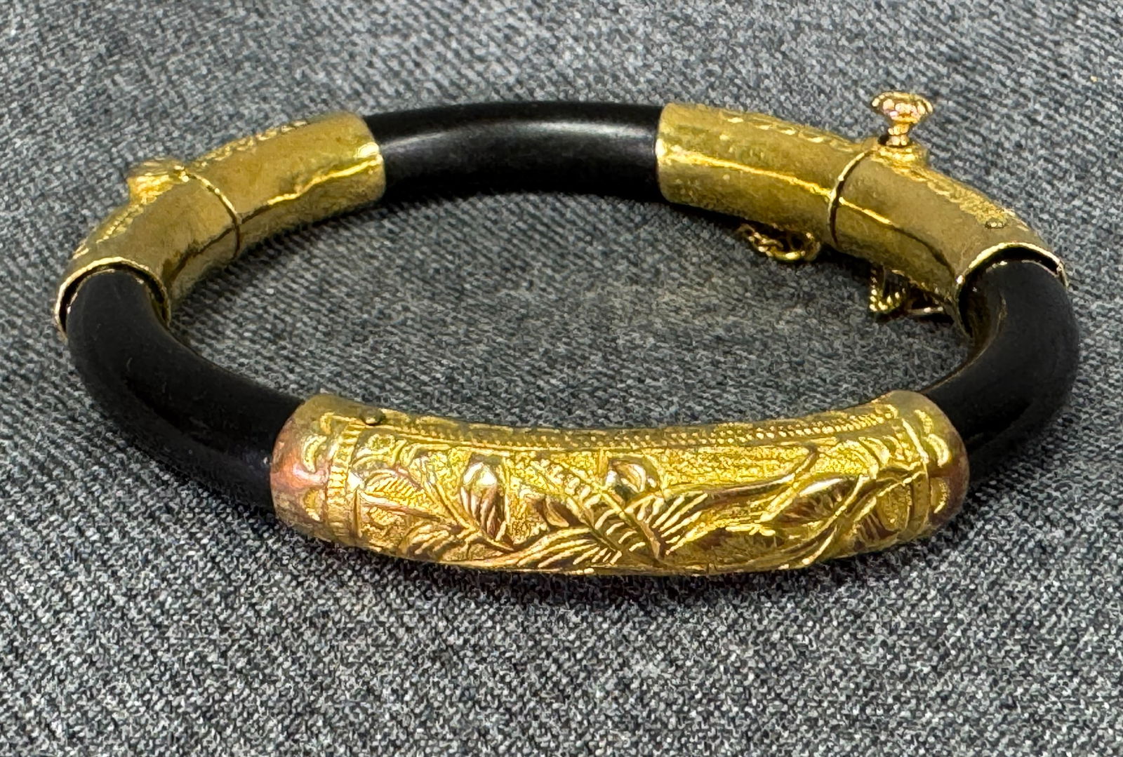 Vintage Chinese lacquered wood? gold-plated hinged bracelet. Marked: Vintage Chinese lacquered wood? gold-plated hinged bracelet. Screw on clasp. Security chain. Marked. For measures please refer to the pictures taken with a measuring tape. Weight:15 Grams. IN HOUSE Es