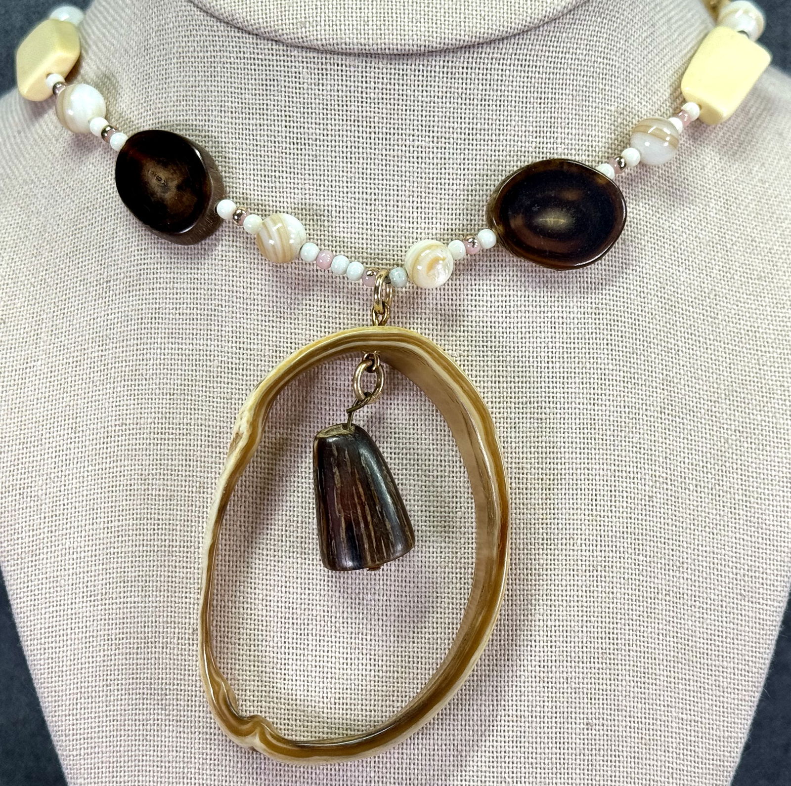 Vintage boho artsy horn, bone, tagua, agate, glass & metal beaded necklace: Vintage boho artsy horn, bone, tagua, agate, glass & metal beaded necklace. Unmarked. For measures please refer to the pictures taken with a measuring tape. Weight: 36 Grams IN HOUSE Estimated* SHIPPI