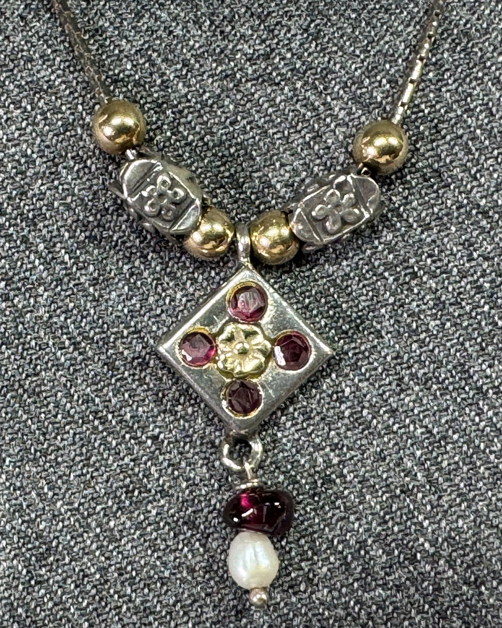 Vintage artsy faceted crystals, baroque pearl, gilt and silver sterling necklace: Vintage artsy faceted crystals, baroque pearl, gilt and silver sterling necklace. Marked 925. For measures please refer to the pictures taken with a measuring tape. Weight: 5.47 Grams. IN HOUSE Estima