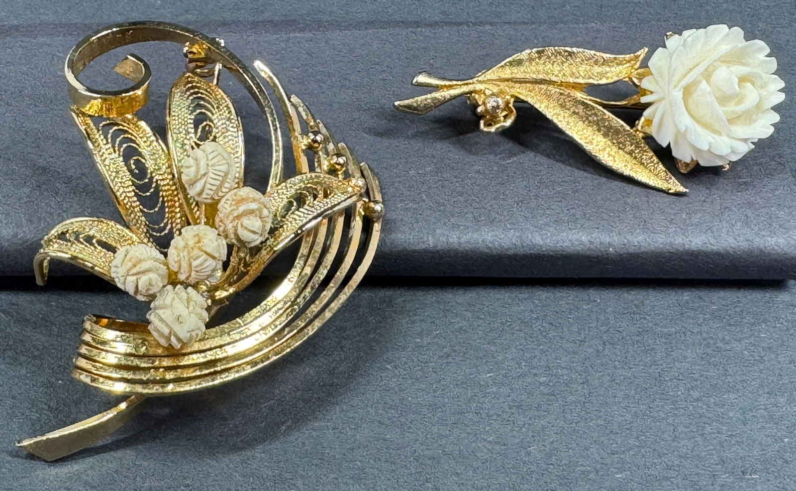 Vintage bone flowers goldtone metal bouquet & flower and leaves pin brooches.: Vintage bone flowers goldtone metal bouquet & flower and leaves pin brooches. Unmarked. For measures please refer to the pictures taken with a measuring tape. Weight: 12 Grams. This is a NO RESERVE AU