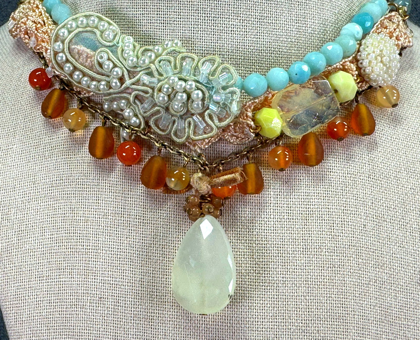 Vintage boho simile stone resin, glass, pearly beads lace, collar necklace: Vintage boho simile stone resin, glass, pearly beads lace, collar necklace. Tag label. For measures please refer to the pictures taken with a measuring tape. Weight: 43 Grams IN HOUSE Estimated* SHIPP