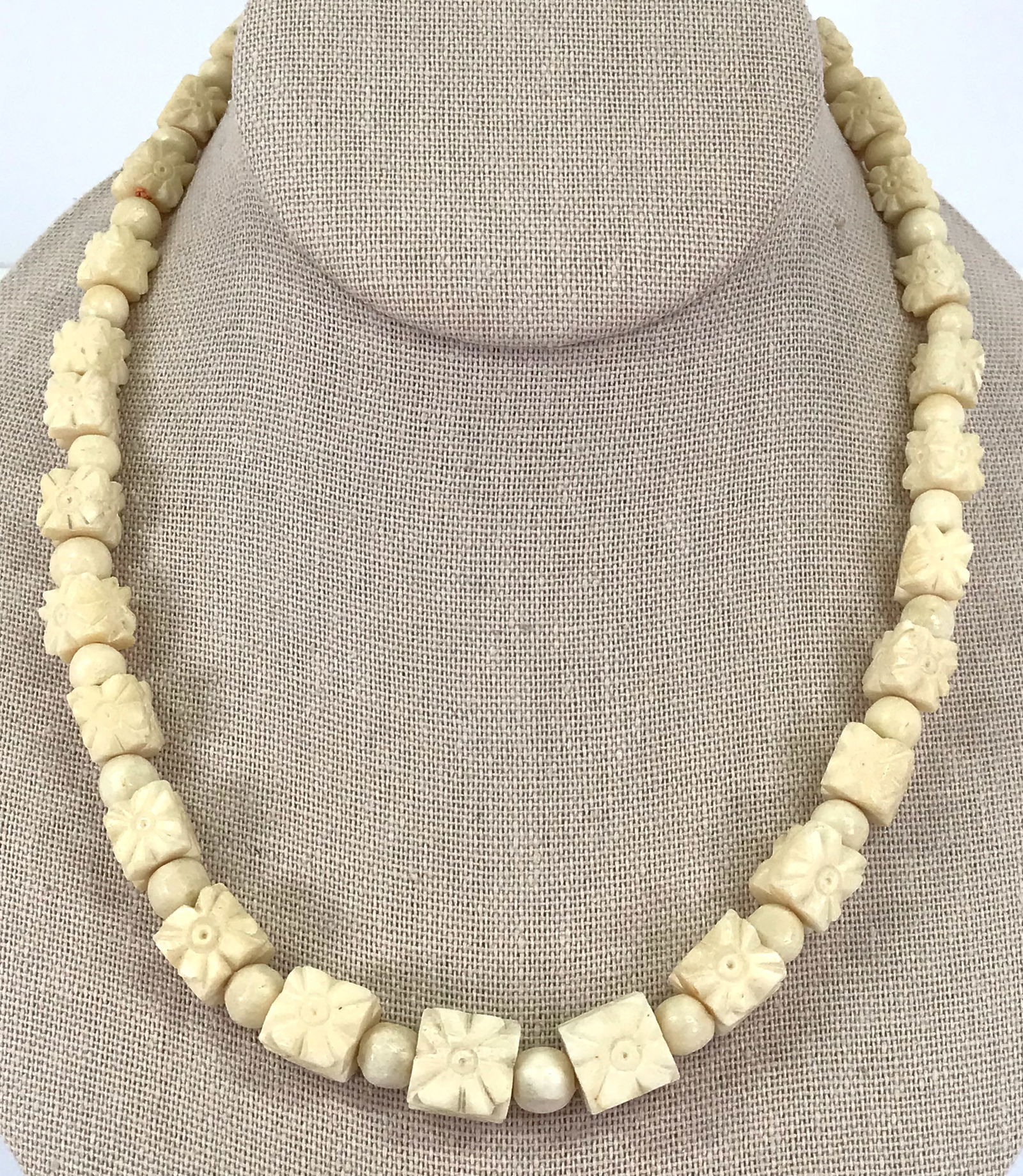 Vintage carved bone square flower & rounded collar necklace.: Vintage carved bone square flower & rounded collar necklace. For measures please refer to the picture taken with a measuring tape. Weight : 34 Grams. This is a NO RESERVE AUCTION: there are no hi