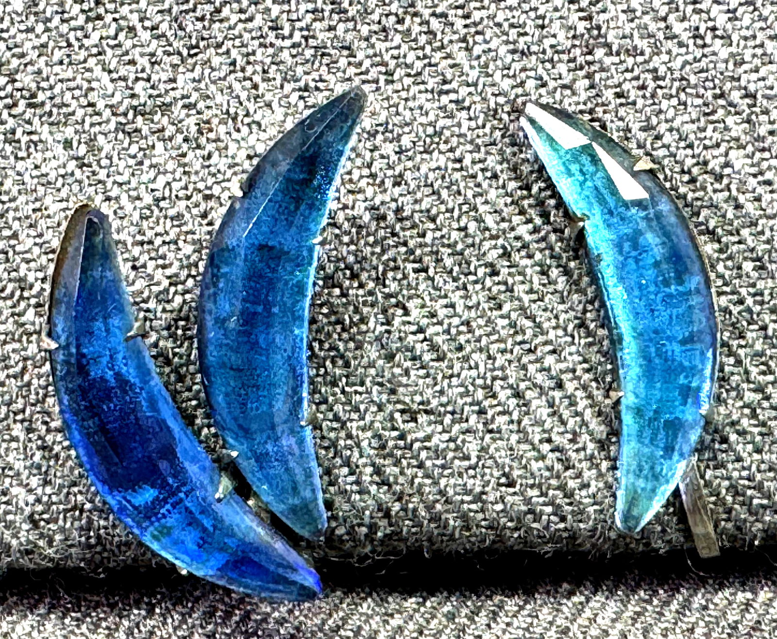 Antique art deco blue vauxhall glass crescent moon sterling earrings: Antique art deco blue vauxhall glass crescent moon sterling earrings. Marked. For measures please refer to the pictures taken with a measuring tape. Weight: 1.31 Grams. IN HOUSE Estimated* SHIPPING & 