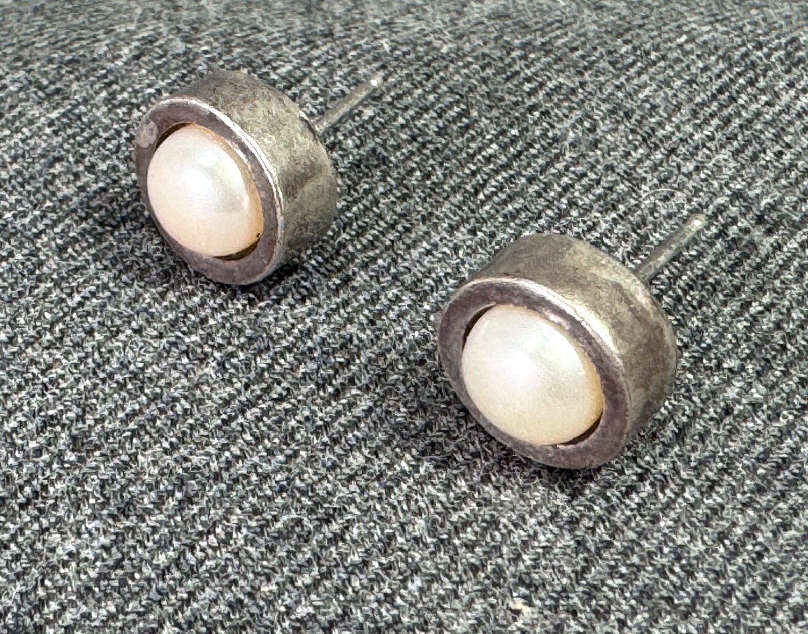 Vintage freshwater pearl sterling silver stud earrings: Vintage freshwater pearl sterling silver stud earrings. MArked 925. For measures please refer to the pictures taken with a measuring tape. Weight: 6.72 Grams. IN HOUSE Estimated* SHIPPING & HANDLING C