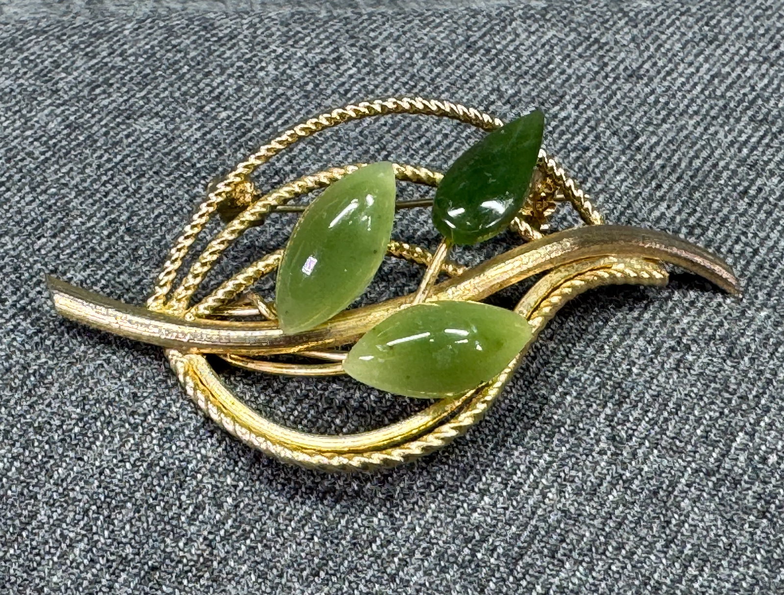 Vintage Jade beads goldtone metal bouquet brooch pin: Vintage Jade beads goldtone metal bouquet brooch pin. Unmarked. For measures please refer to the pictures taken with a measuring tape. Weight: 8 Grams. IN HOUSE Estimated* SHIPPING & HANDLING COST WIT