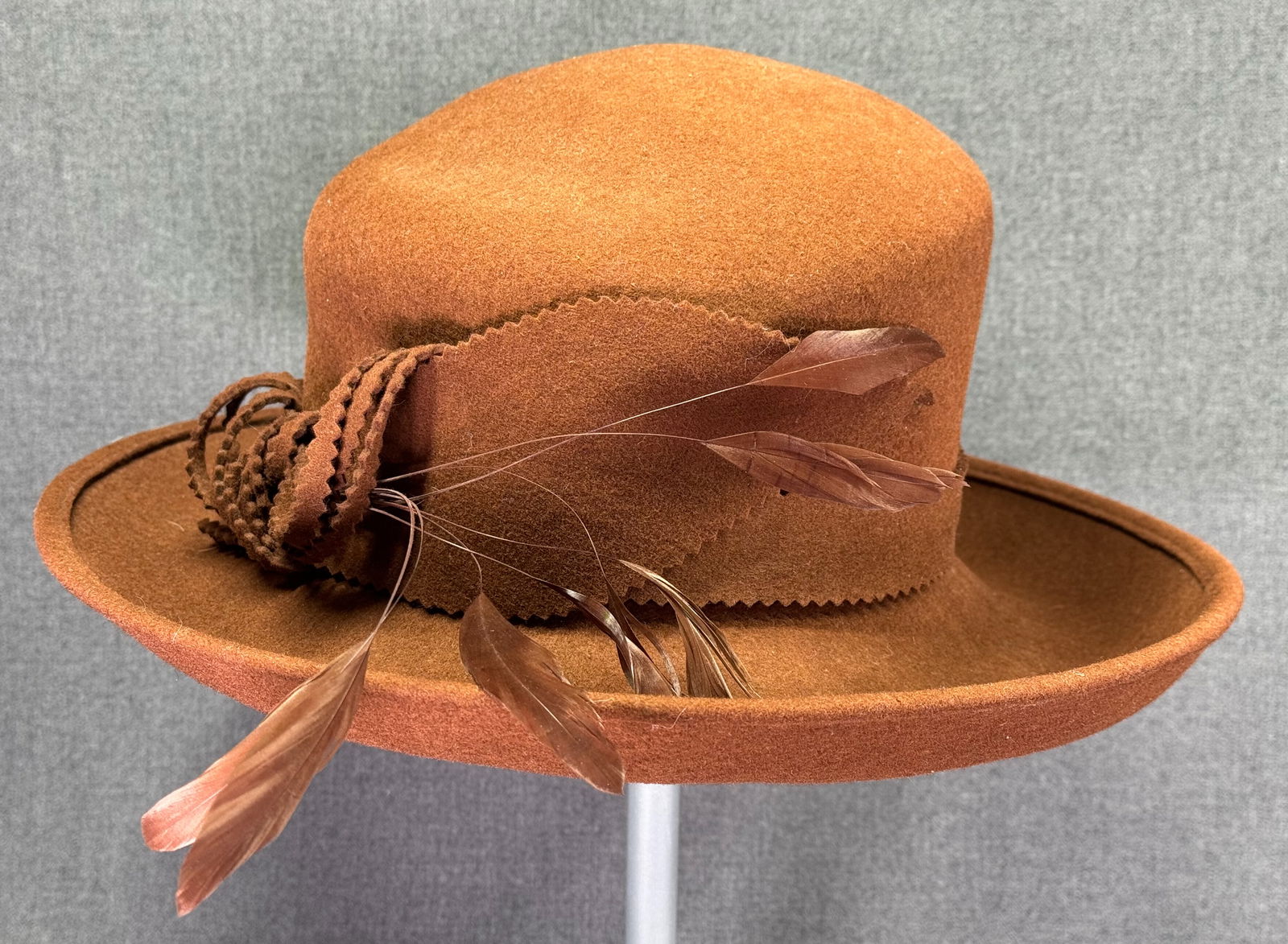 Vintage Soprattutto  Capelli Italy bow with feathers wool felt brown hat. Paper Label (1 of 9)