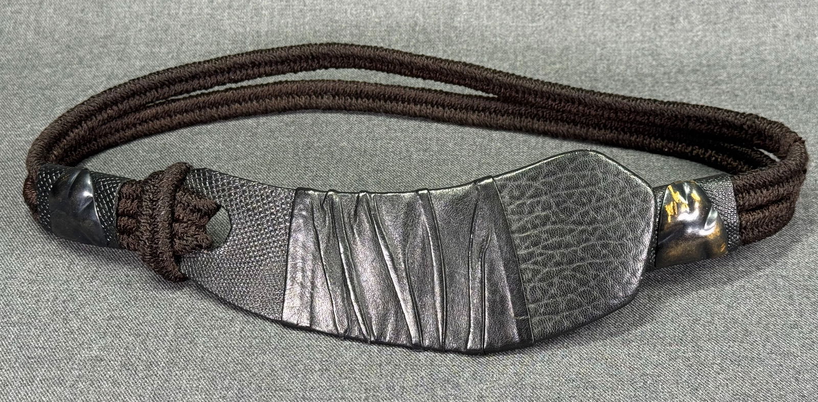 Vintage Leather Shop lined in leather buckle extensible strap black belt: Vintage Leather Shop lined in leather oversized buckle extensible strap belt.Meatl applique on buckle's sides. Fabric label. For measures please refer to the pictures taken with a measuring tape. IN H