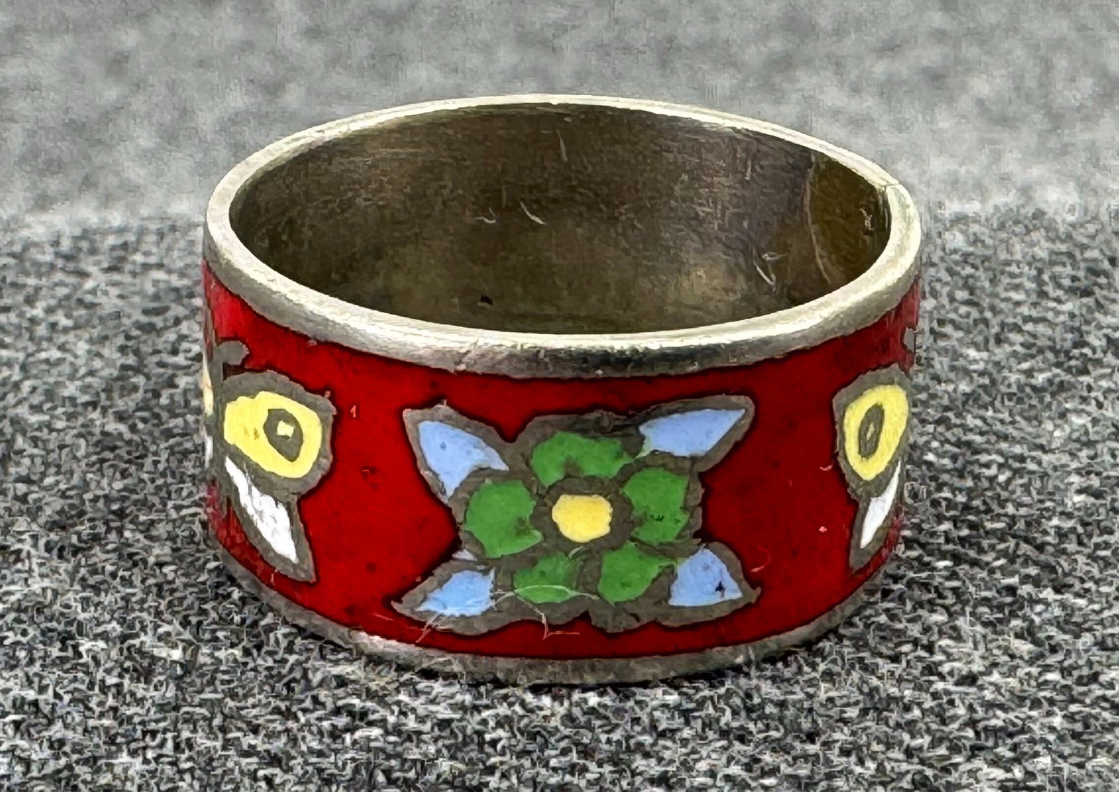 Vintage enamel butterfly and flowers silvertoned ring: Vintage enamel butterfly and flowers silvertoned ring. Unmarked. For measures please refer to the pictures taken with a measuring tape. Weight: 4 Grams. IN HOUSE Estimated* SHIPPING & HANDLING COST WI
