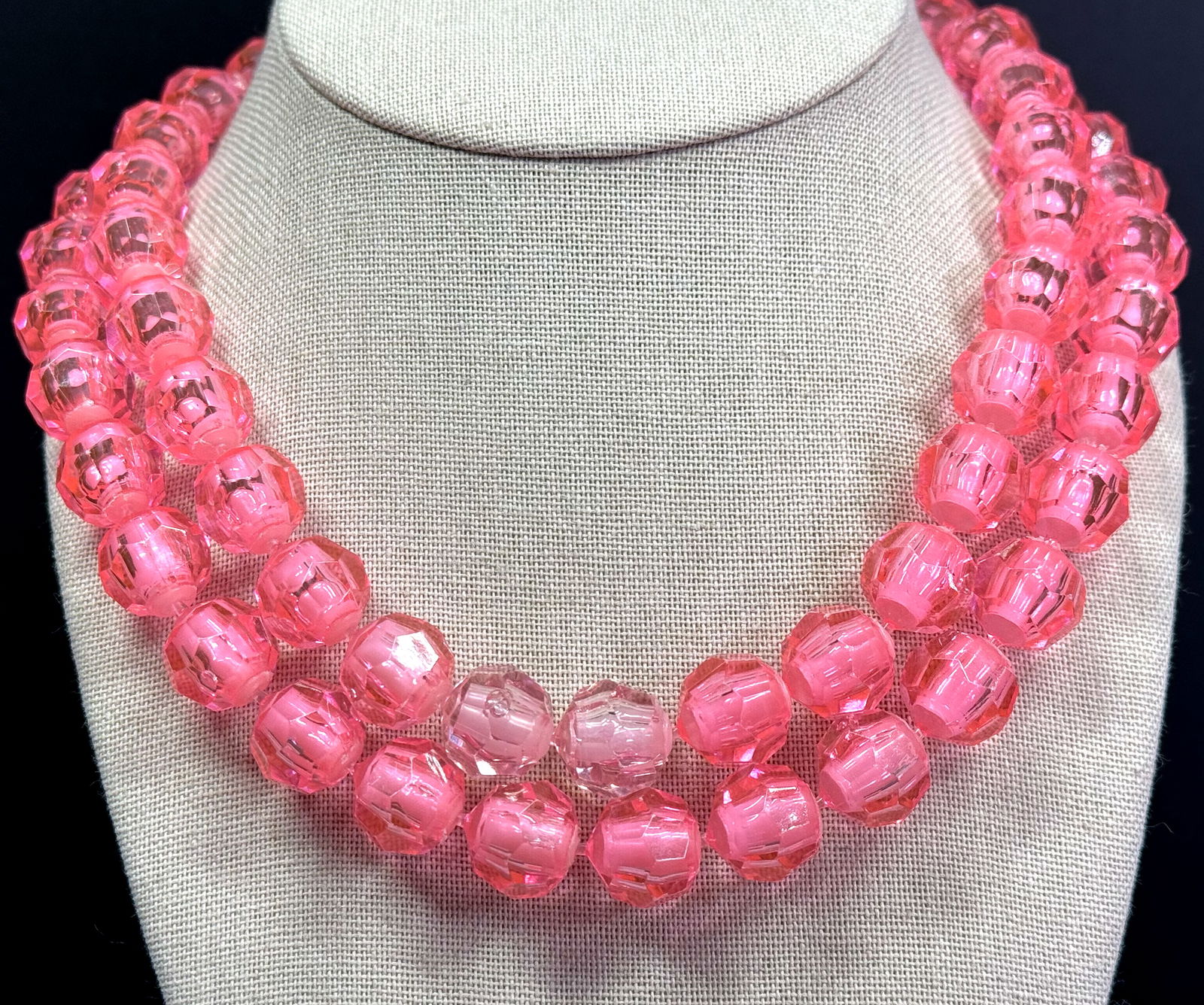 Vintage faceted juicy pink pop out plastic beads necklace: Vintage faceted juicy pink pop out plastic beads necklace. Unmarked. For measures please refer to the pictures taken with a measuring tape. Weight: 72 Grams. IN HOUSE Estimated* shipping and handling