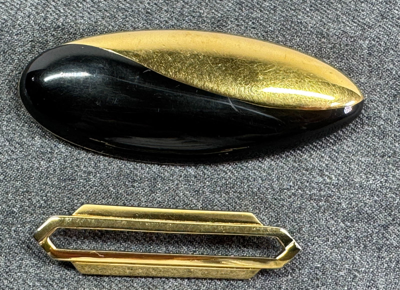 Vintage Monet assorted brooch pins. Lot of 2: Vintage Monet assorted brooch pins. Lot of 2. Marked. For measures please refer to the pictures taken with a measuring tape. Weight: 11 Grams. IN HOUSE Estimated* SHIPPING & HANDLING COST WITHIN THE U