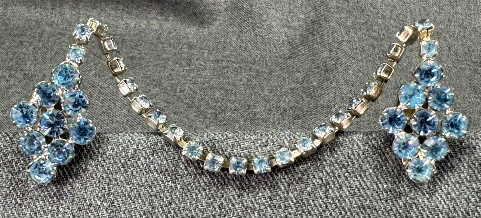 Vintage sky blue crystals silvertoned metal sweater clips: Vintage sky blue crystals silvertoned metal sweater clips. Marked. For measures please refer to the pictures taken with a measuring tape. Weight: 18 Grams. IN HOUSE Estimated* SHIPPING & HANDLING COST