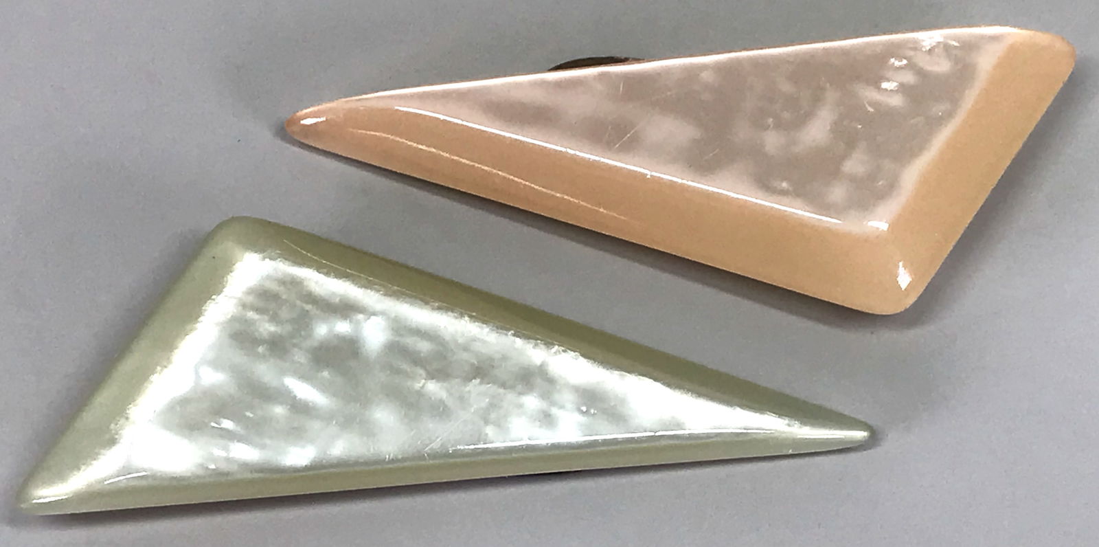 Vintage art deco marbled lucite clip brooches: Vintage art deco marbled lucite clip brooches Unmarked For measures please refer to the picture taken with a measuring tape. Weight: 11 Grams. This is a NO RESERVE AUCTION: there are no hidden or conf