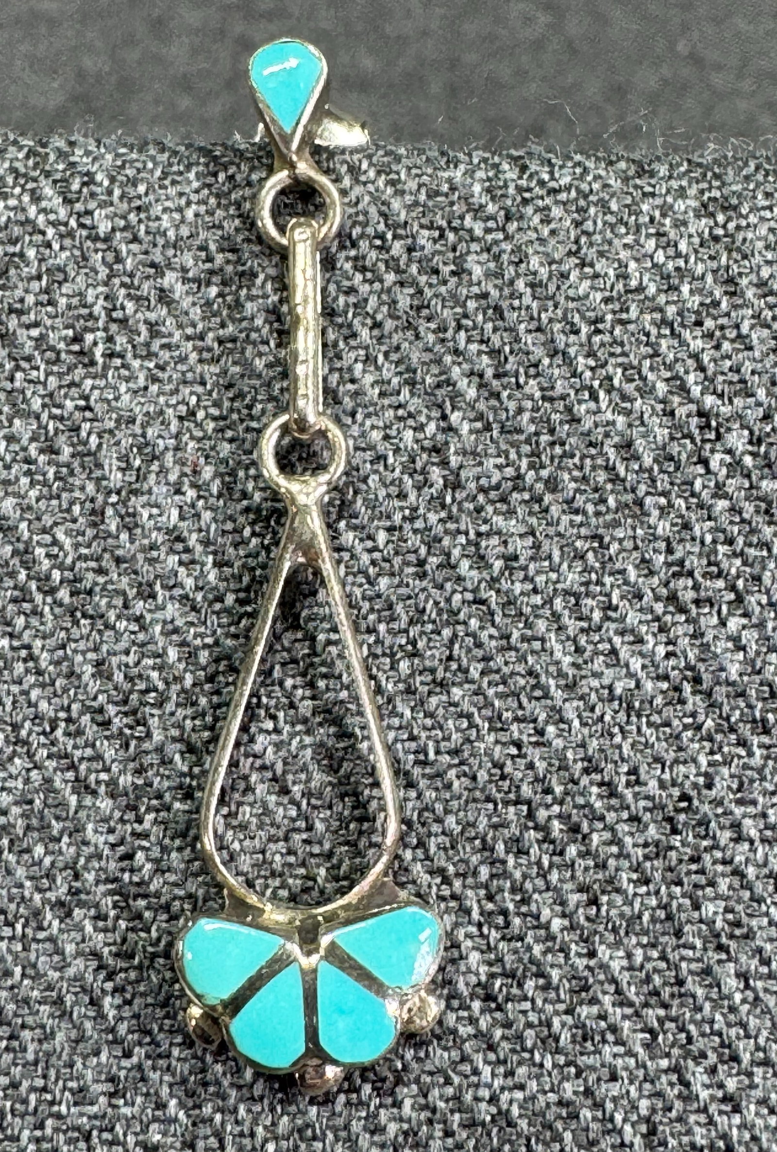 Vintage native American inlaid turquoise resin? sterling silver stud solo earring: Vintage native American inlaid turquoise resin? sterling silver stud solo earring. Marked 925 on push back. For measures please refer to the pictures taken with a measuring tape. Weight: 1.69 Grams. I
