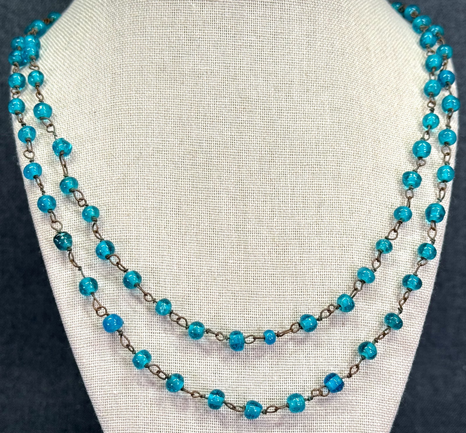 Vintage Hippie Boho teal glass beads copper wire necklace: Vintage Hippie Boho teal glass beads copper wire necklace. Unmarked. For measures please refer to the pictures taken with a measuring tape. Weight: 23 Grams. IN HOUSE Estimated* SHIPPING & HANDLING CO