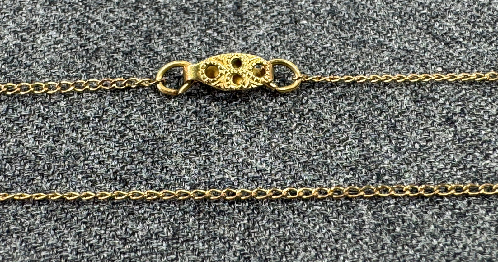 Vintage DCE Curtis 14K Gold-filled filigree clasp chain necklace: Vintage DCE Curtis 14K Gold-filled filigree clasp chain necklace. Marked. For measures please refer to the pictures taken with a measuring tape. Weight: 1.08 Grams. IN HOUSE Estimated* SHIPPING & HAND