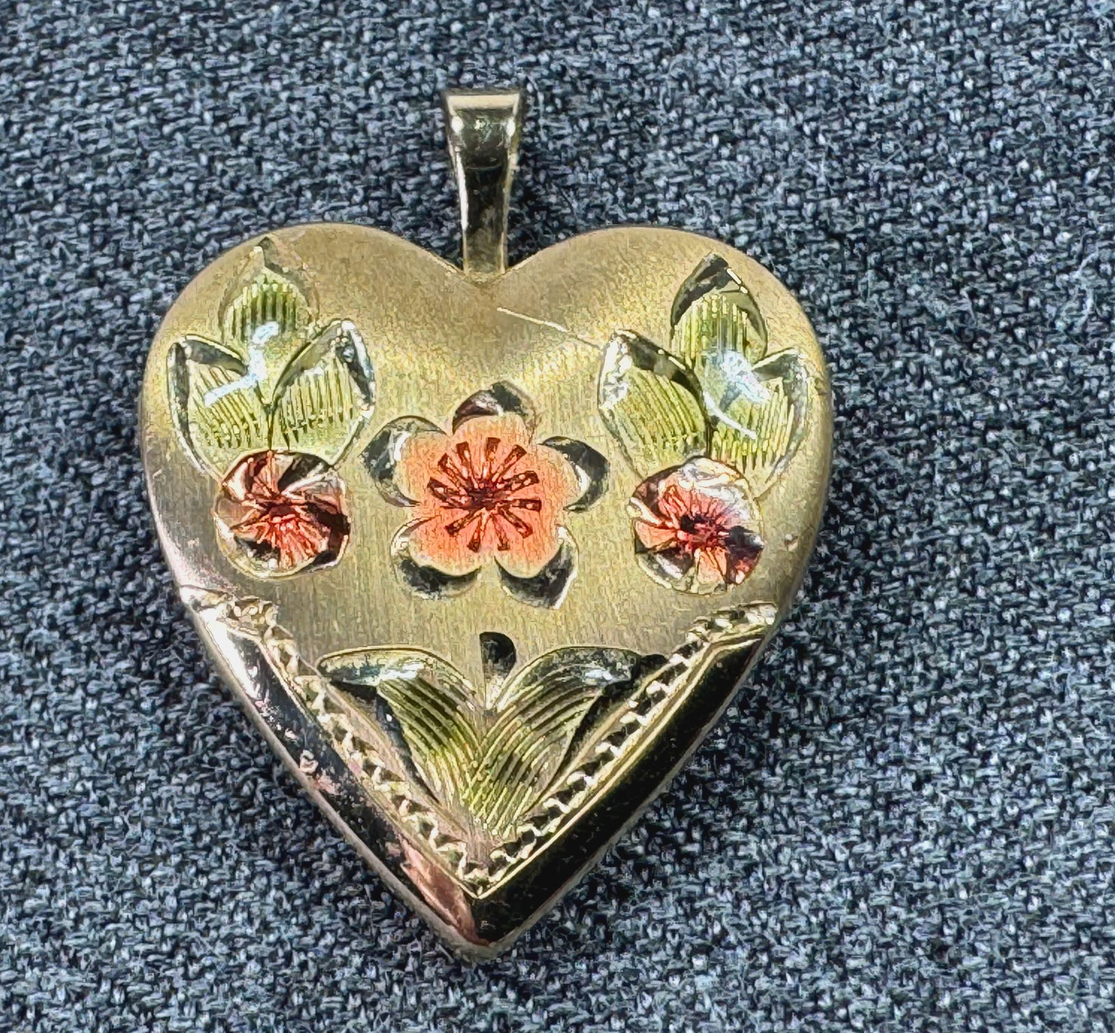 Vintage PPC 14K gold-filled colored flowers & leaves heart locket pendant: Vintage PPC 14K gold-filled colored flowers & leaves heart locket pendant. Marked. For measures please refer to the pictures taken with a measuring tape. Weight:3.50 Grams. IN HOUSE Estimated* SHIPPIN