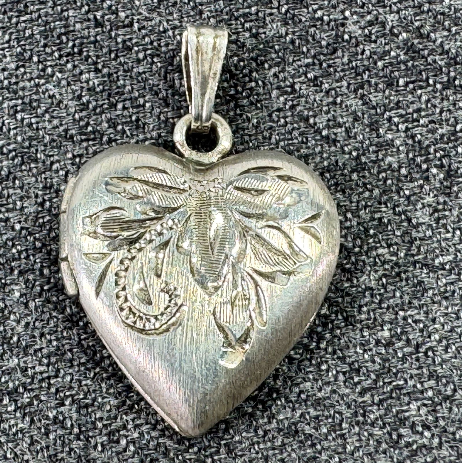 Vintage engraved flower sterling silver heart shaped locket pendant fob (1 of 6)