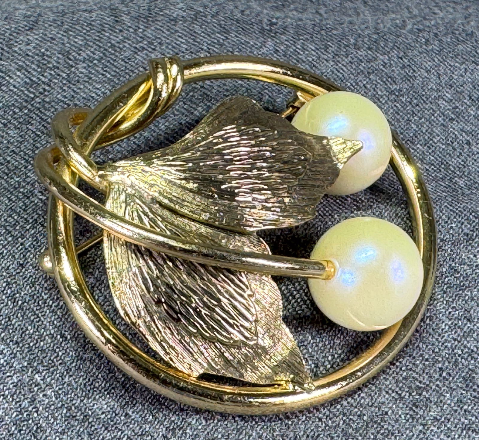 Vintage pearly beads goldtoned metal leaves brooch pin: Vintage pearly beads goldtoned metal leaves brooch pin. Unmarked. For measures please refer to the pictures taken with a measuring tape. Weight: 25 Grams. IN HOUSE Estimated* SHIPPING & HANDLING COST