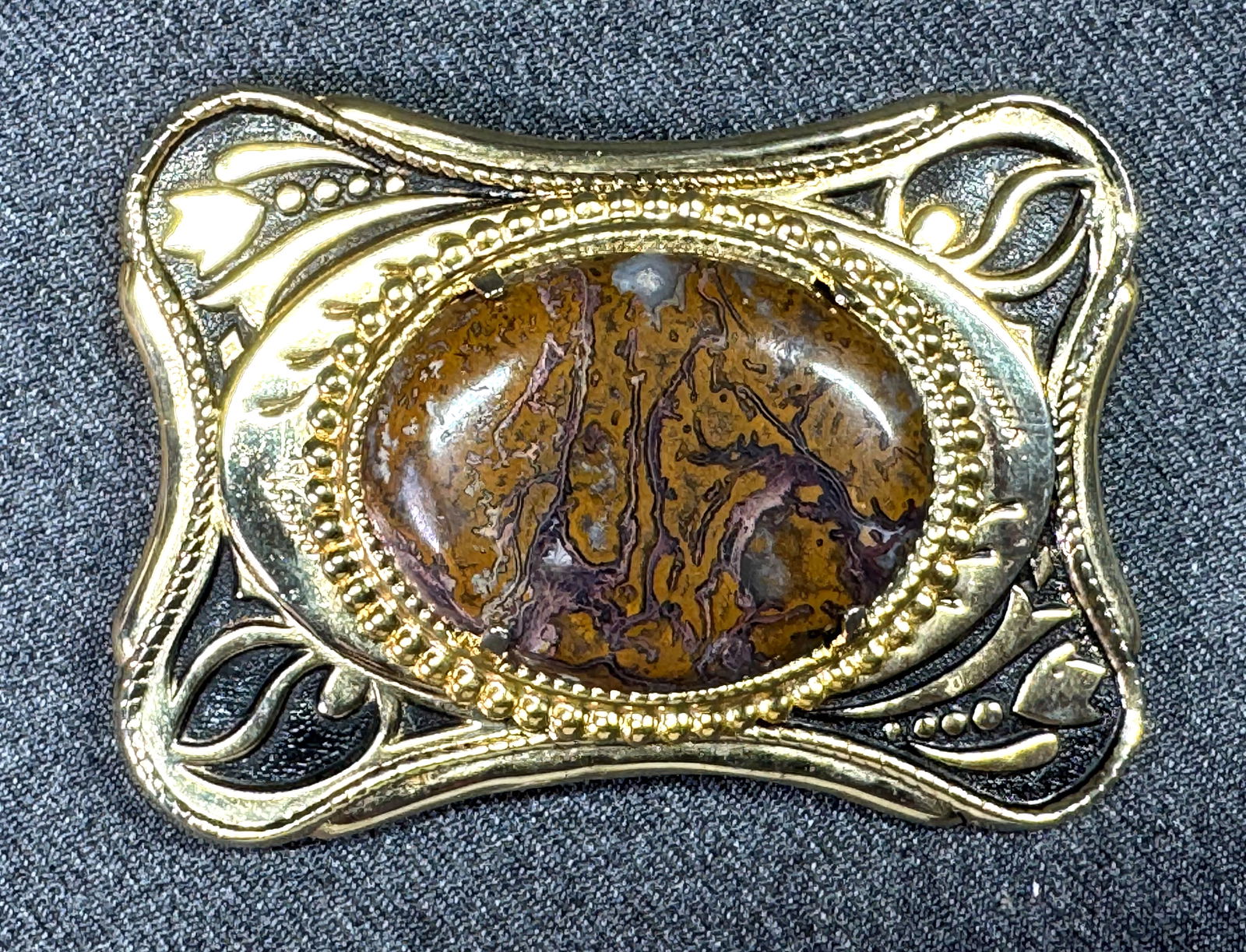 Vintage Southwestern style crazy lace agate stone black enamel goldtoned belt buckle: Vintage Southwestern style crazy lace agate stone black enamel goldtoned belt buckle. Unmarked. For measures please refer to the pictures taken with a measuring tape. Weight: 52 Grams. IN HOUSE Estima