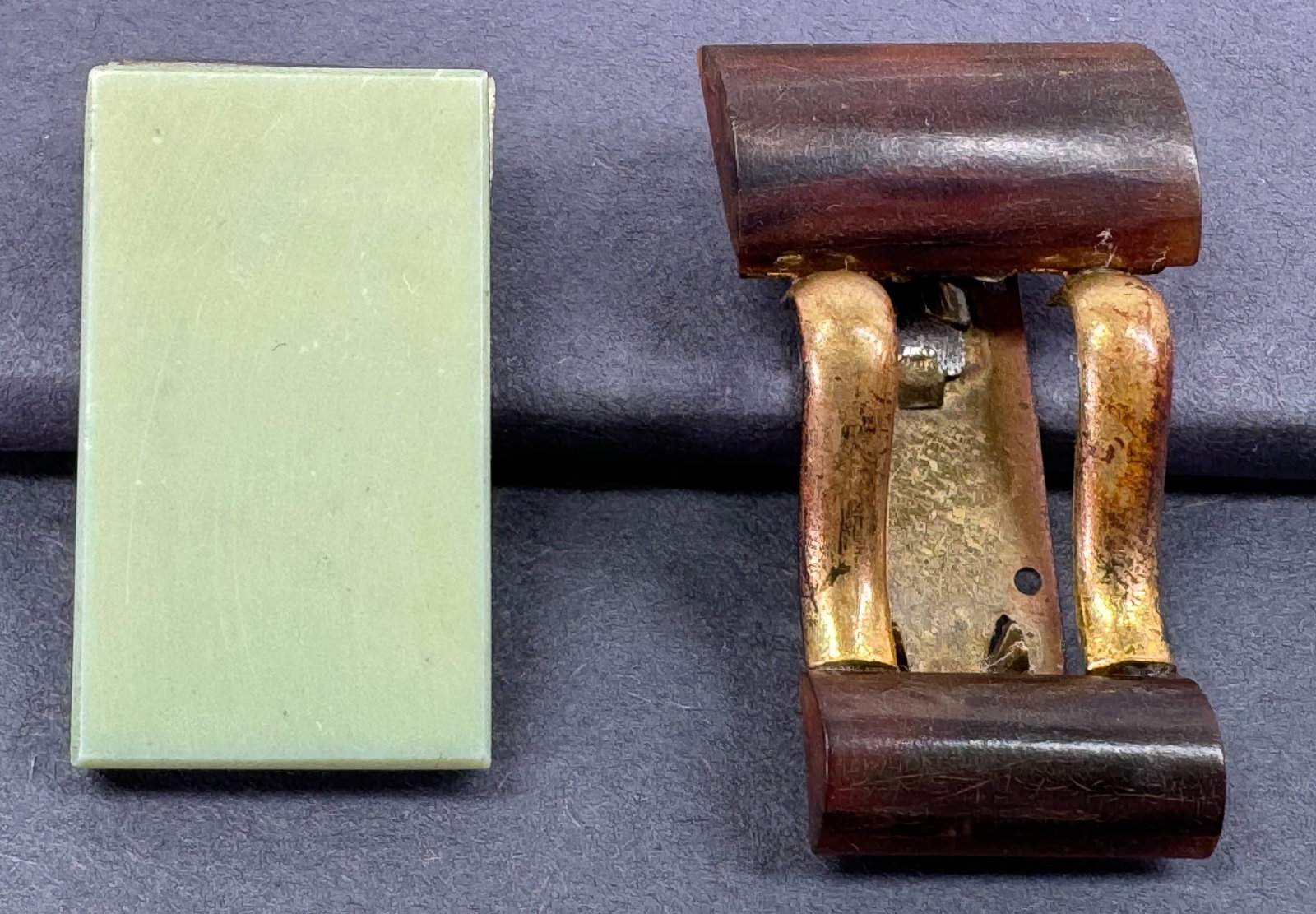 Antique art deco galalith and metal clip brooches.: Antique art deco galalith and metal clip brooches. Unmarked. For measures please refer to the pictures taken with a measuring tape. Weight: 20 Grams. This is a NO RESERVE AUCTION: there are no hidden 