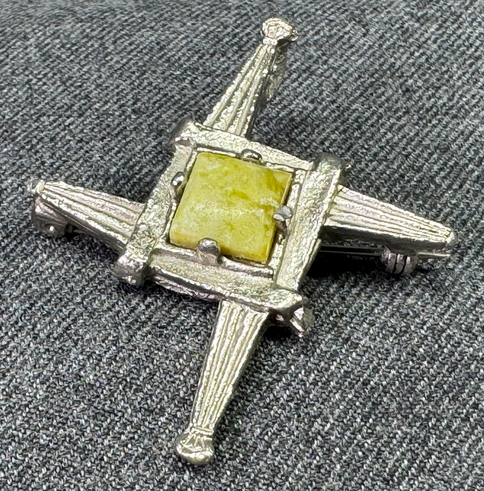 Vintage St. Brigid’s Cross Connemara Marble Silvertoned brooch pin / pendant: Vintage St. Brigid’s Cross Connemara Marble Silvertoned brooch pin / pendant. Unmarked. For measures please refer to the pictures taken with a measuring tape. Weight: 12Grams. IN HOUSE Estimated* SH