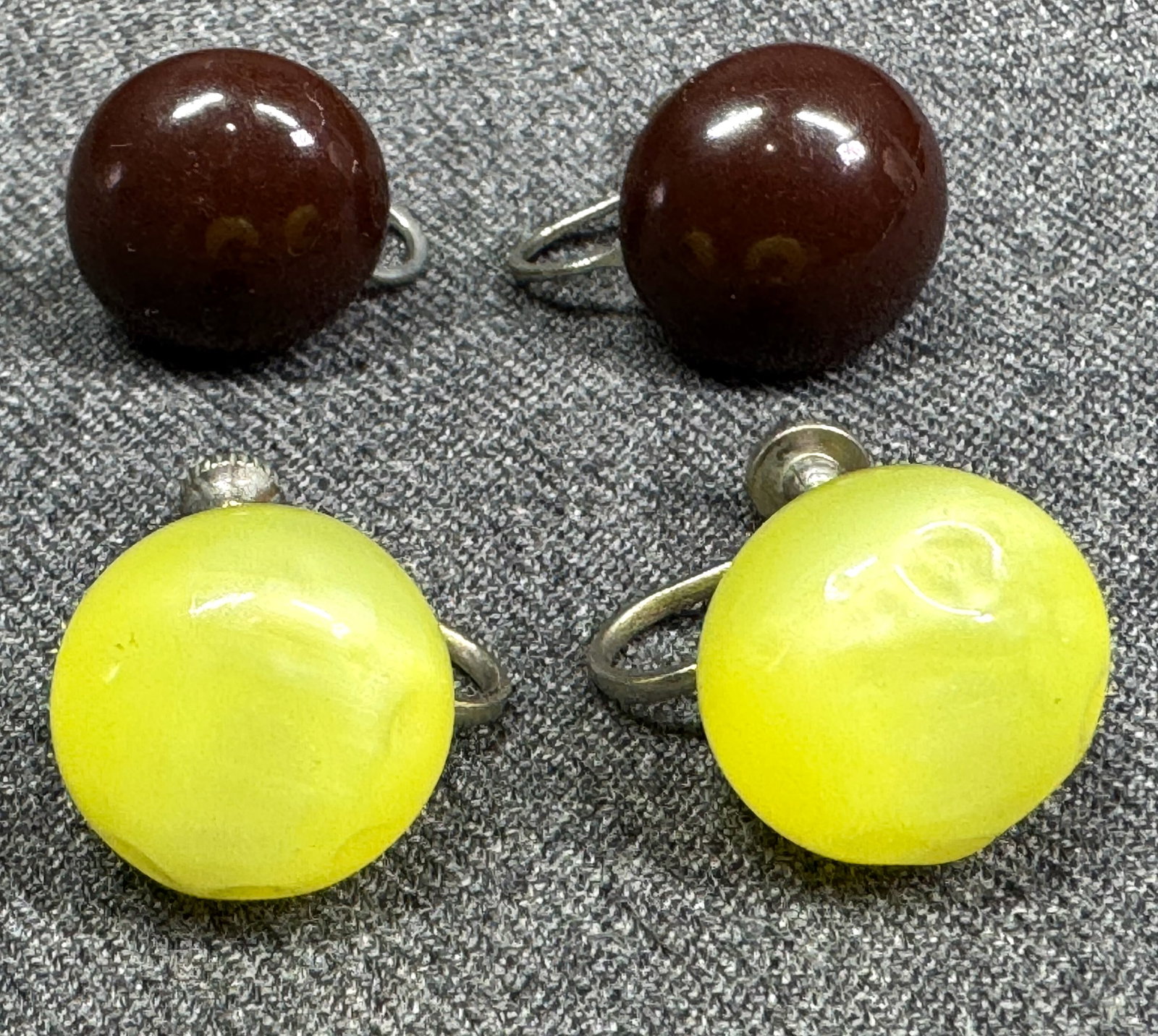 Vintage assorted yellow lucite and brown enamel wooden bead silvertone screw back earrings: Vintage assorted yellow lucite and brown enamel wooden bead silvertone screw back earrings. Unmarked. For measures please refer to the pictures taken with a measuring tape. Weight: 9 Grams. IN HOUSE E