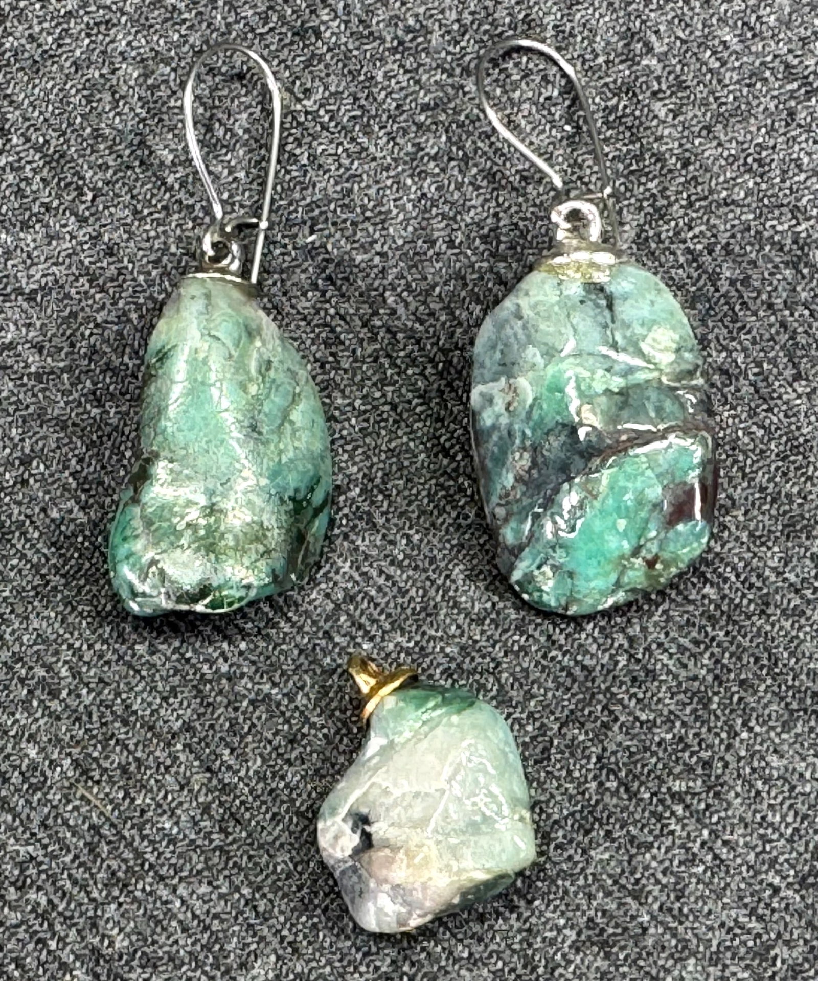 Vintage tumbled emerald stone assorted drop pierced earrings and pendant (1 of 4)
