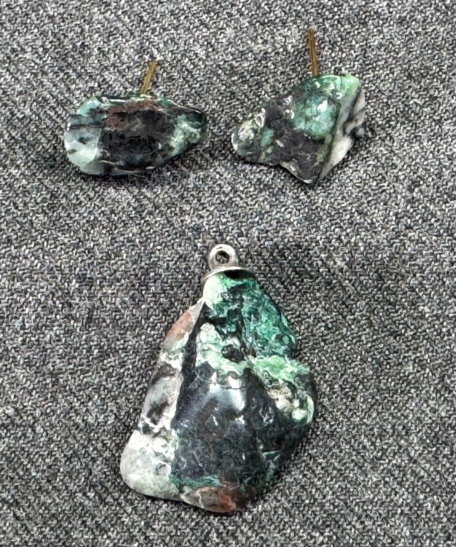 Vintage tumbled emerald stone assorted drop stud earrings and pendant (1 of 4)