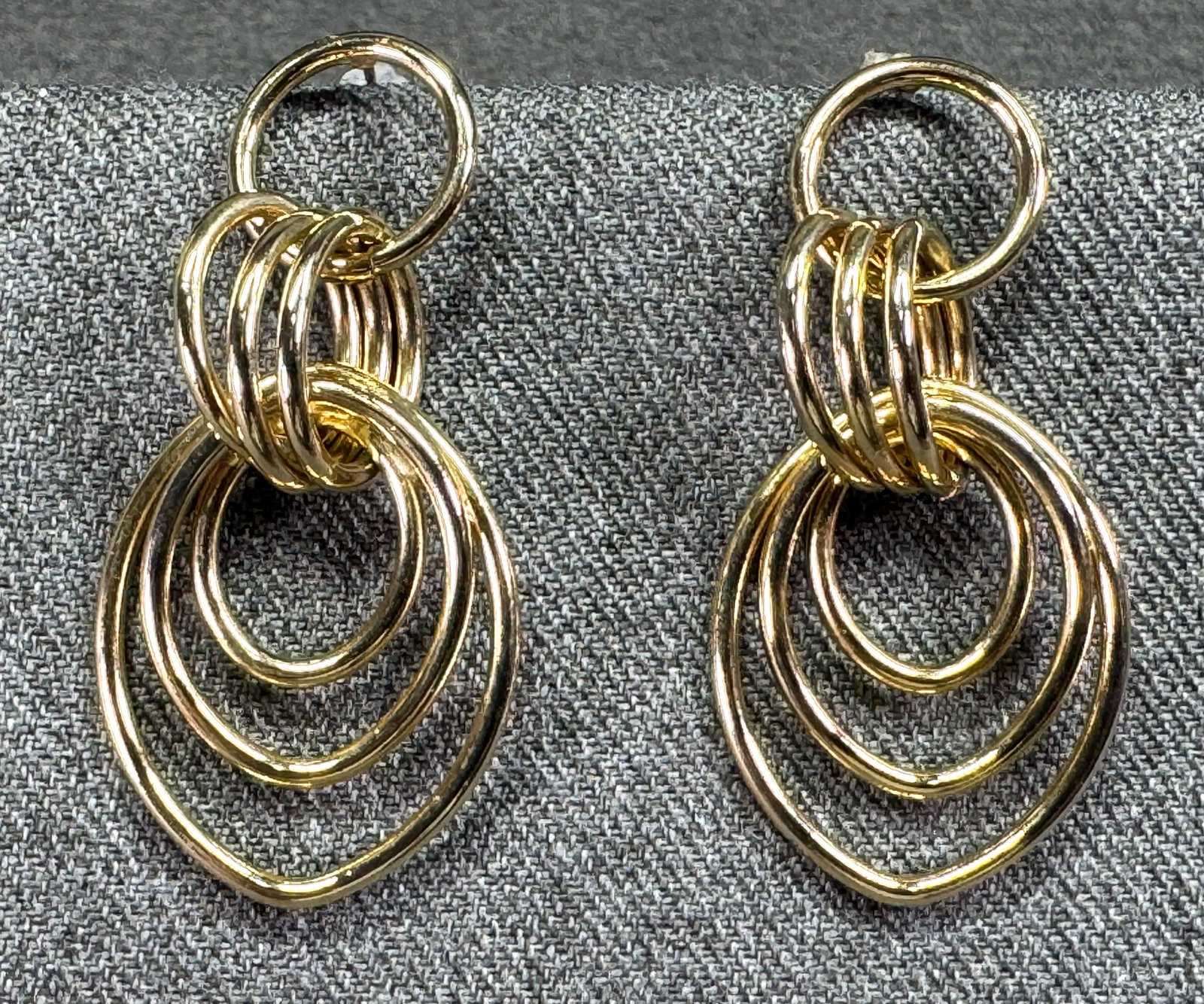 Vintage interlocking hoops goldtone metal stud earrings (1 of 4)