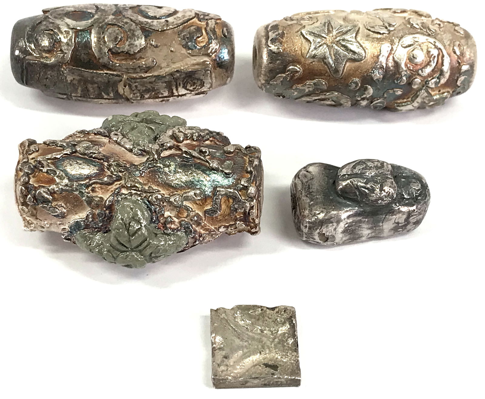 Vintage Brutalist Silver Patina Plaster Beads Jewelry Making: Vintage Brutalist Assorted Silver Patina Plaster Beads and One Glass Applique for Jewelry Making. Lot of 5. For measures please refer to the picture taken with a measuring tape. Weight: 80 Grams. This